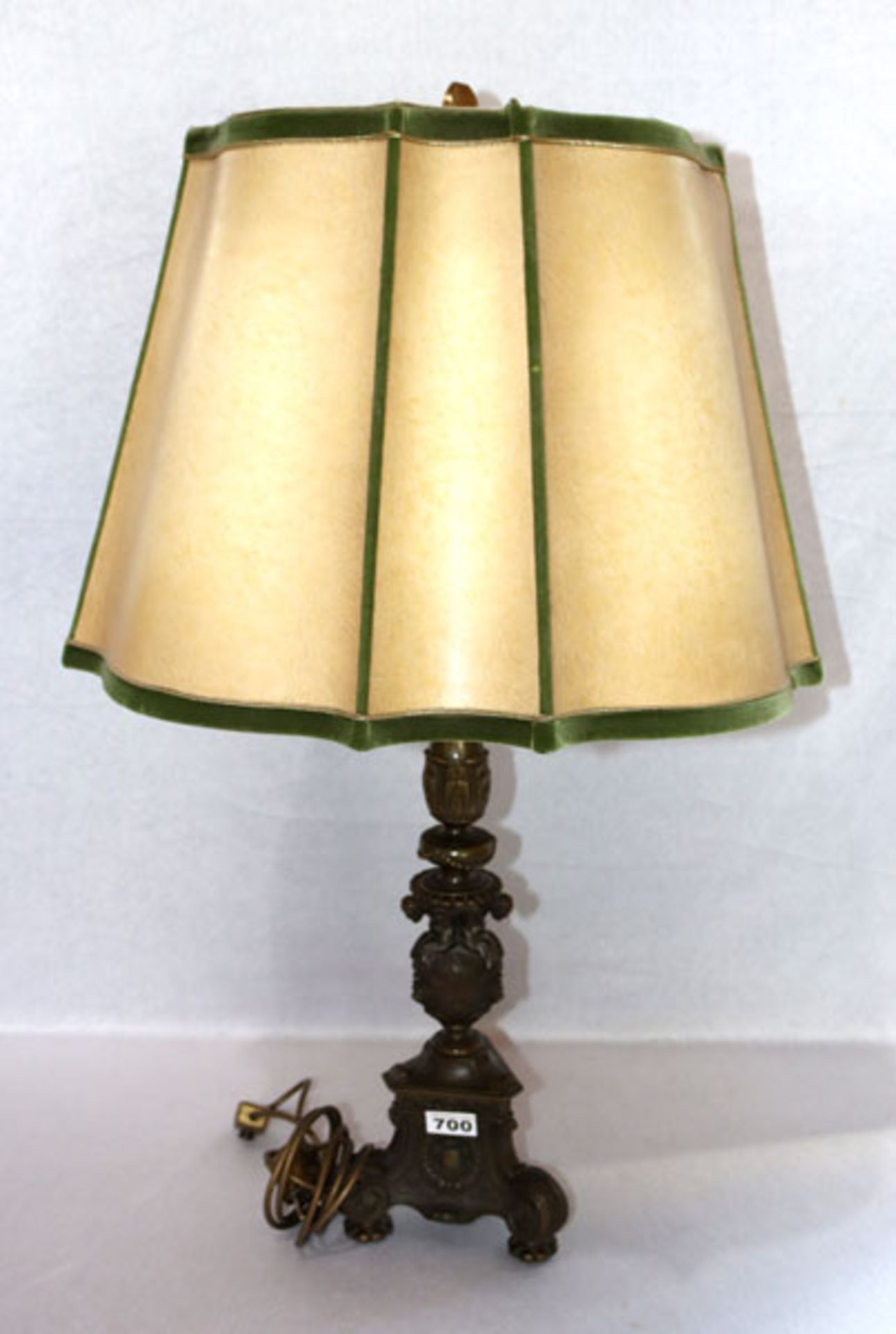 Tischlampe mit reliefiertem Lampenfuß, Bronze ?, mit beige/grünem Schirm, H 86 cm, D 48 cm, teils