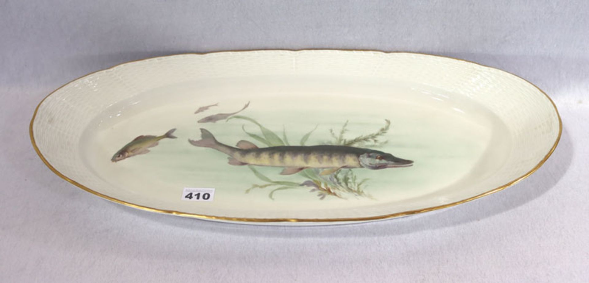 KPM Porzellan Fischplatte mit reliefiertem Flechtrand, bemaltem Fischdekor und Goldrand, am Rand