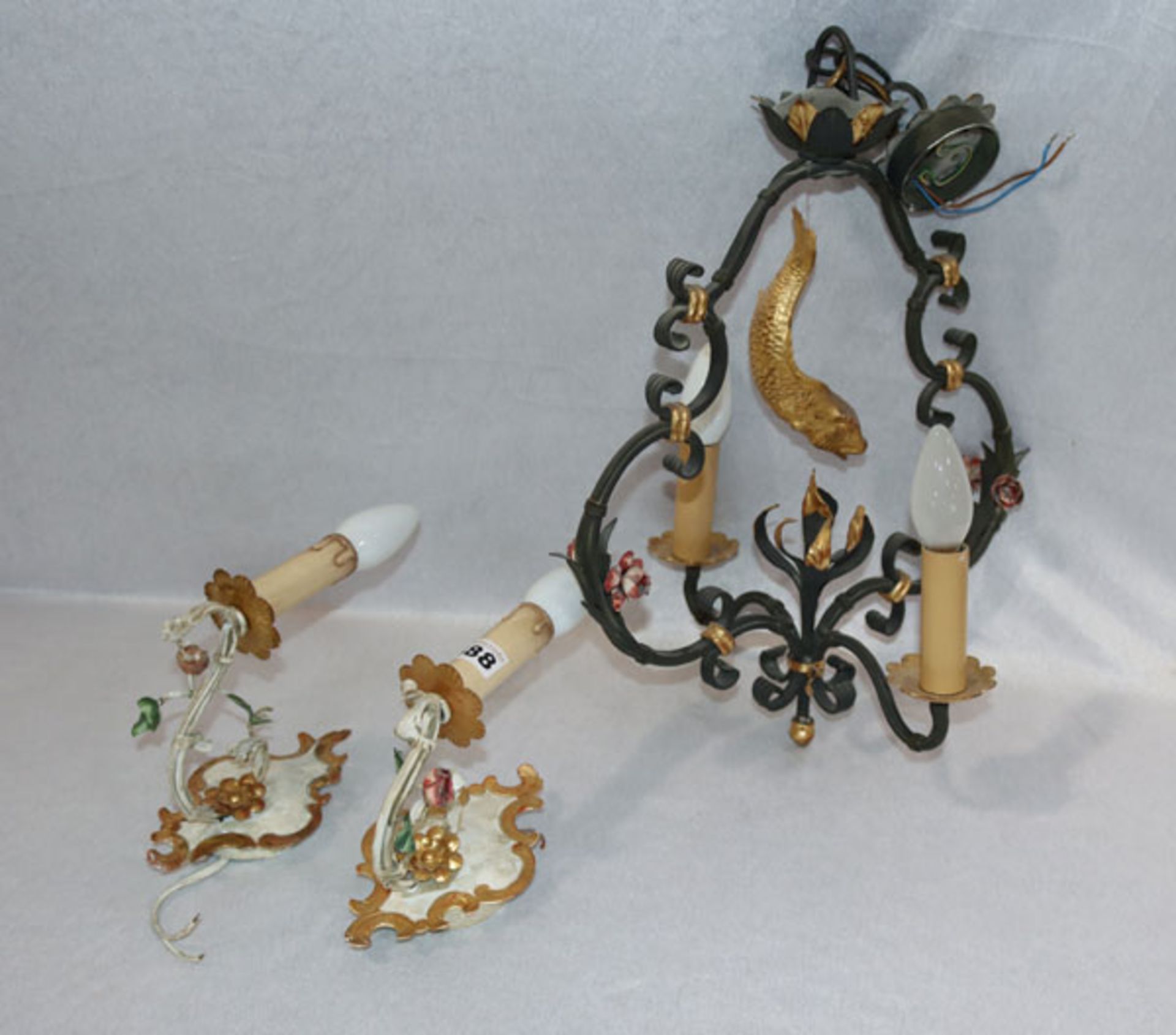 Paar schmiedeeiserne Wandlampen, einarmig mit plastischem Rosendekor, beige/gold/bunt bemalt, H 25