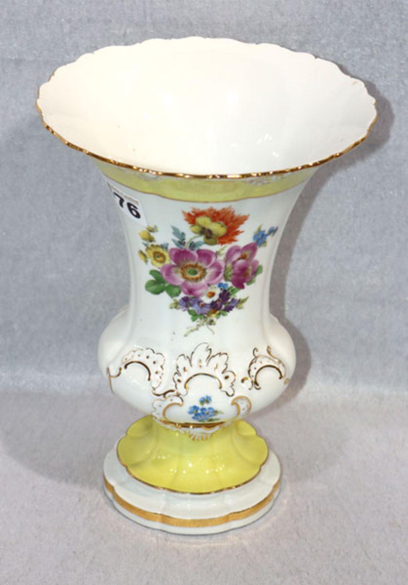 Meissen Porzellan Pokalvase mit Blumenmalerei, gelb und goldenem Dekor, nach 1936, kleiner Sprung, H