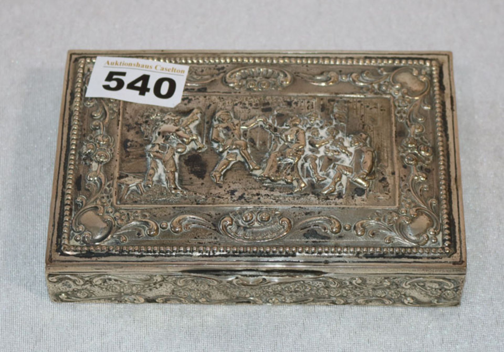 Silber Deckeldose mit reliefiertem Dekor, 800 Silber, innen vergoldet, 404 gr., H 3 cm, B 15,5 cm, T