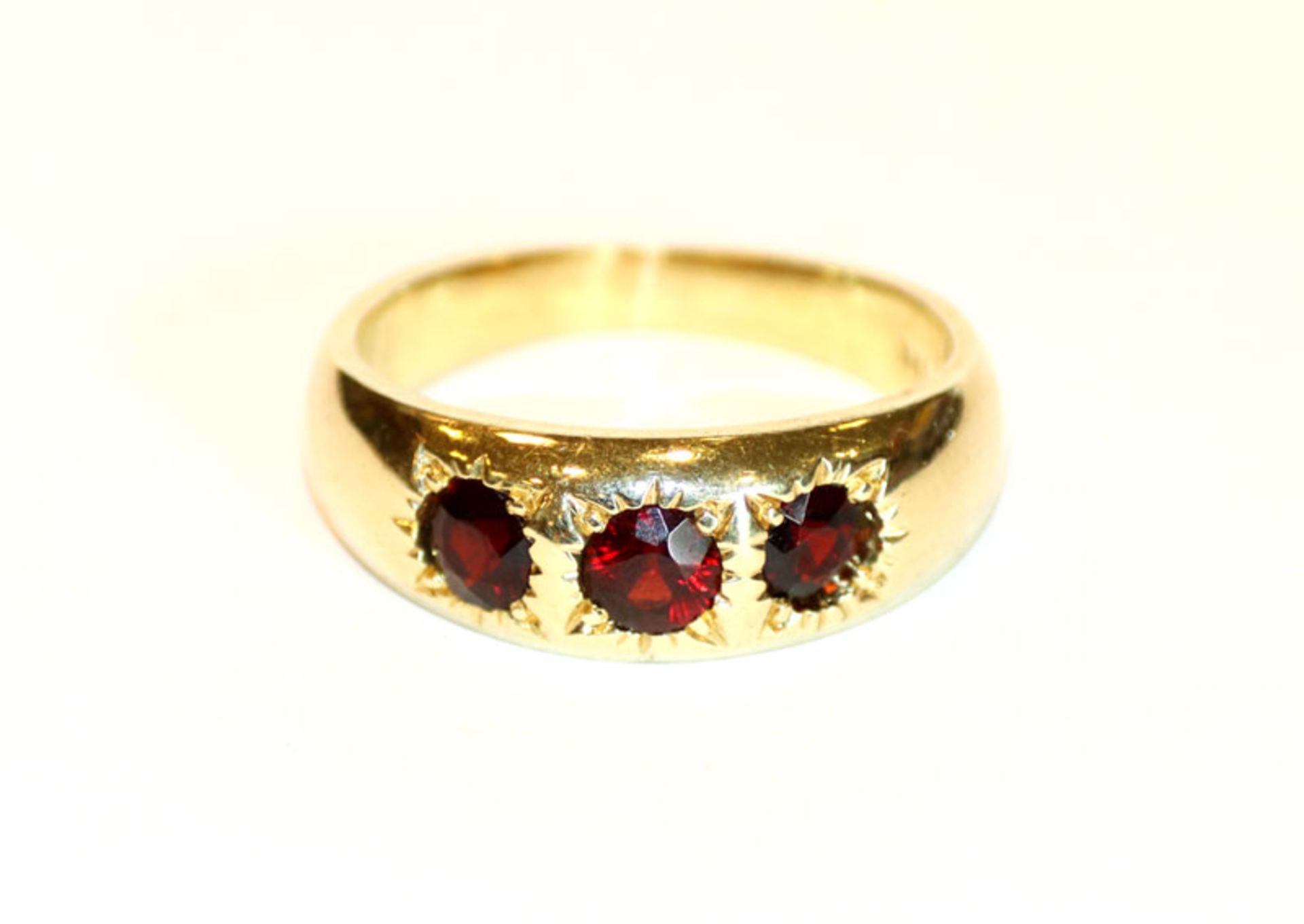 14 k Gelbgold Ring mit 3 Granaten, 9,4 gr., Gr. 60