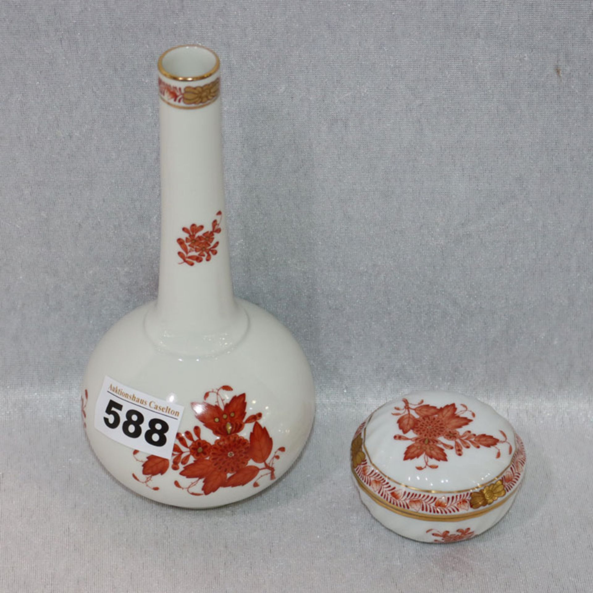 Herend Vase, H 20 cm, und rundes Döschen, H 4 cm, D 7 cm, beides mit Dekor Apponyi rot und Gold-Rand