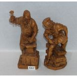 2 Holzfiguren Handwerker 'Maurer' und 'Schmied', dunkel gebeizt, mit Klebeetikett Holzschnitzerei