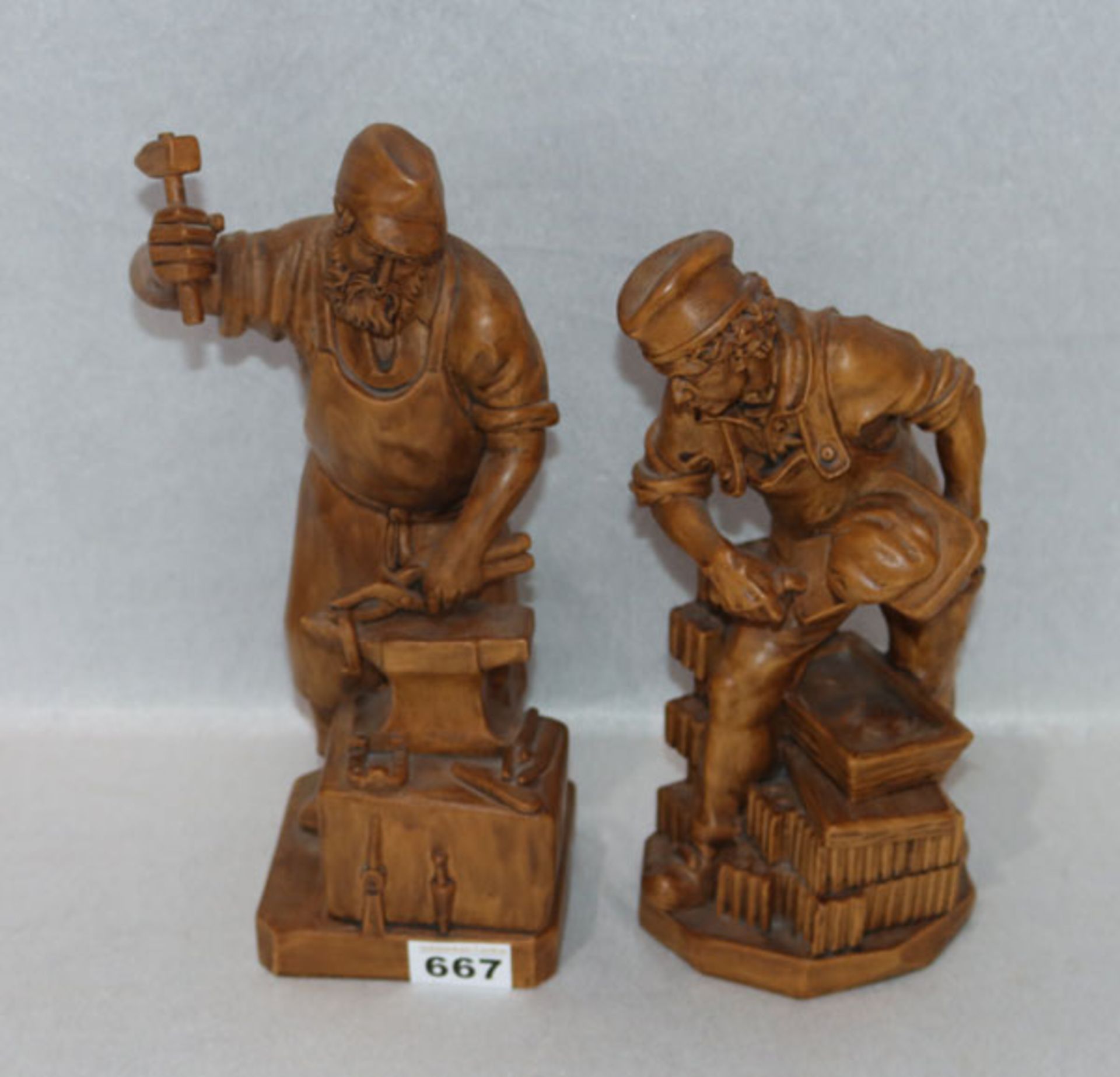 2 Holzfiguren Handwerker 'Maurer' und 'Schmied', dunkel gebeizt, mit Klebeetikett Holzschnitzerei