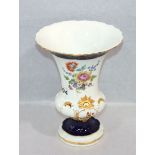 Meissen Pokal-Prunkvase mit Blumenmalerei, Goldreliefdekor und dunkelblauem Rand, H 24 cm, D 18