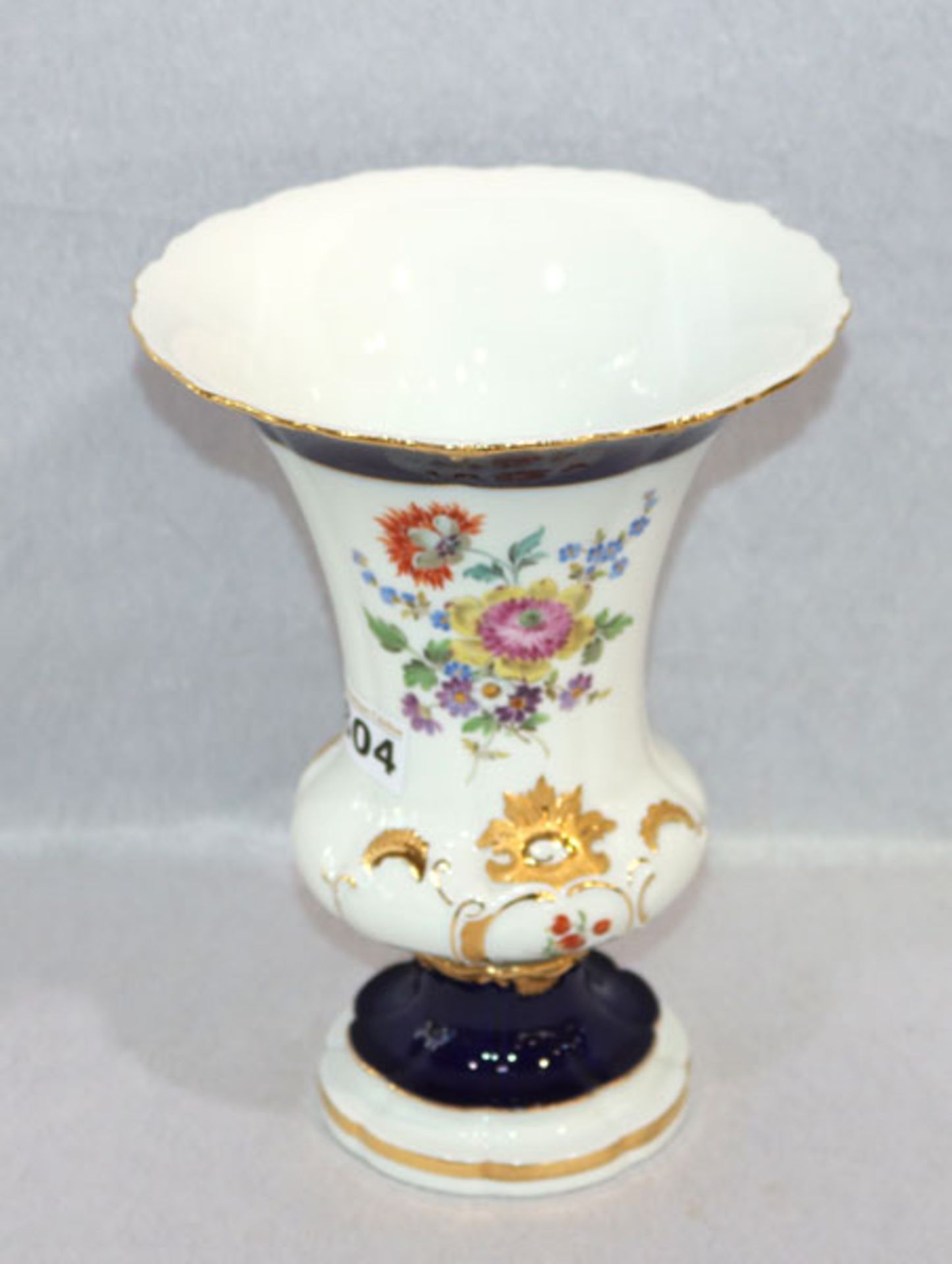 Meissen Pokal-Prunkvase mit Blumenmalerei, Goldreliefdekor und dunkelblauem Rand, H 24 cm, D 18