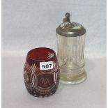 Roter Überfang Glas Bierkrug mit Schliffdekor, H 12,5 cm, und Glas Bierkrug mit Zinndeckel und