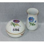 Runde Meissen Deckeldose, H 7 cm, D 9 cm, und Vase, H 10,5 cm D 5,5 cm, beides mit Blumenmalerei und