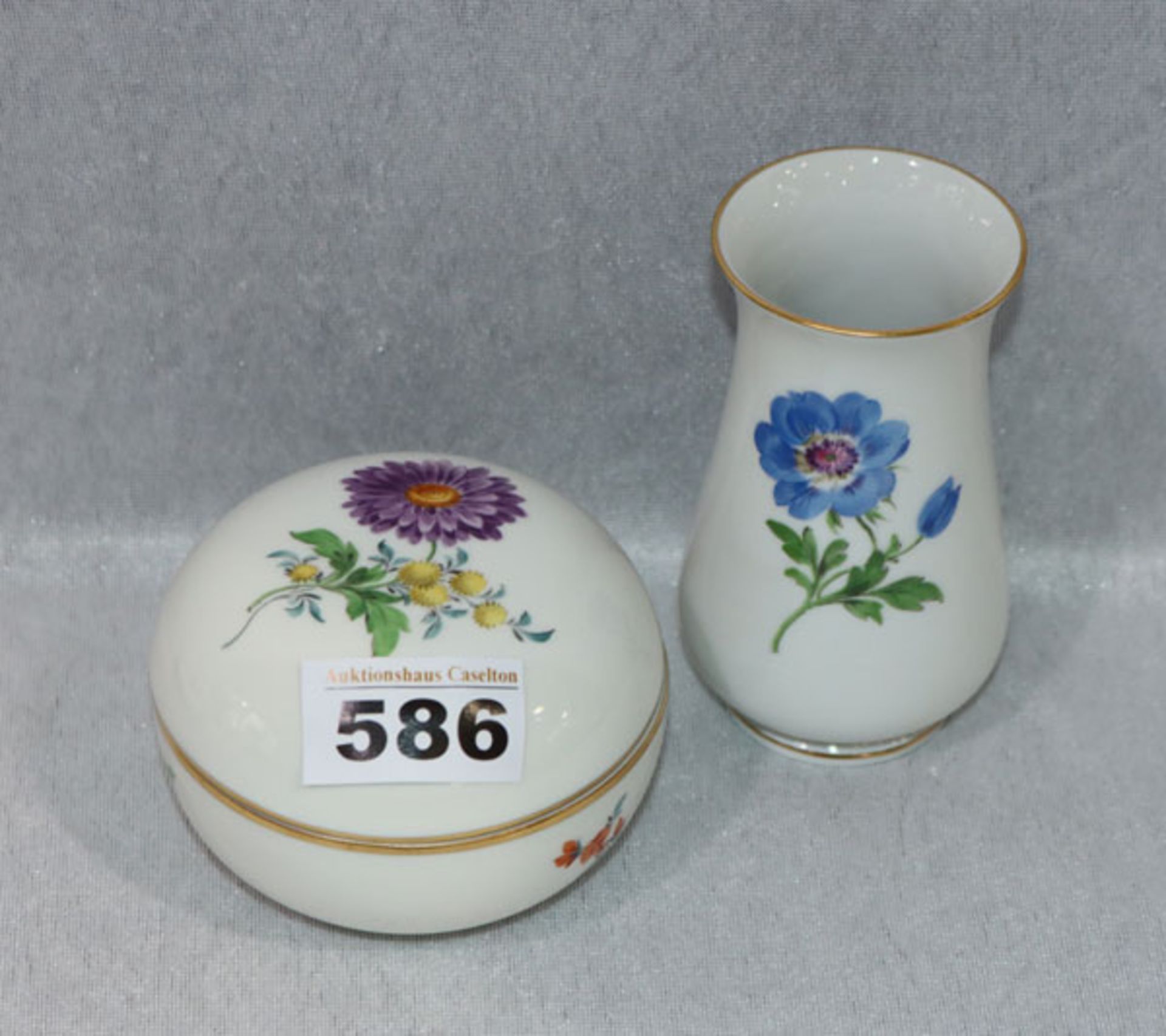 Runde Meissen Deckeldose, H 7 cm, D 9 cm, und Vase, H 10,5 cm D 5,5 cm, beides mit Blumenmalerei und