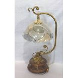 Tischlampe mit Holz/Messing Fuß und pastellfarbenen Glasschirm, Funktion nicht geprüft, H 57 cm, D