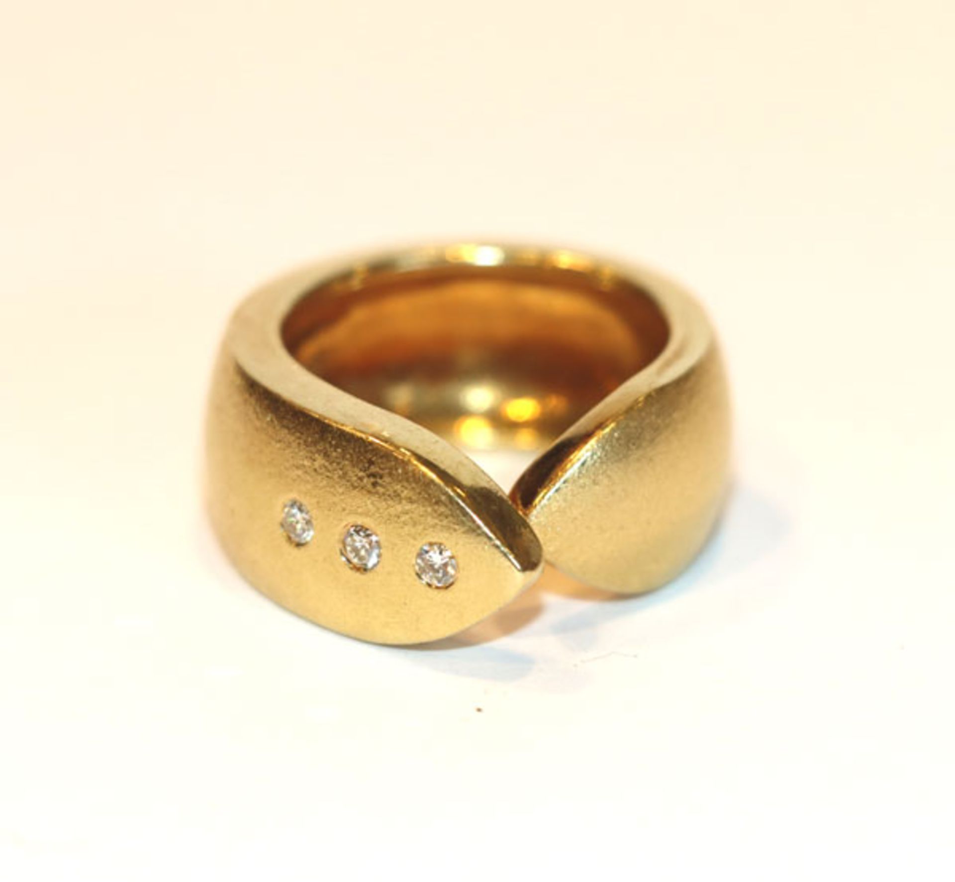 Ausgefallener 18 k Gelbgold Ring, mattiert mit 3 Diamanten, 14,3 gr., Gr. 50, passend zu Lot 14