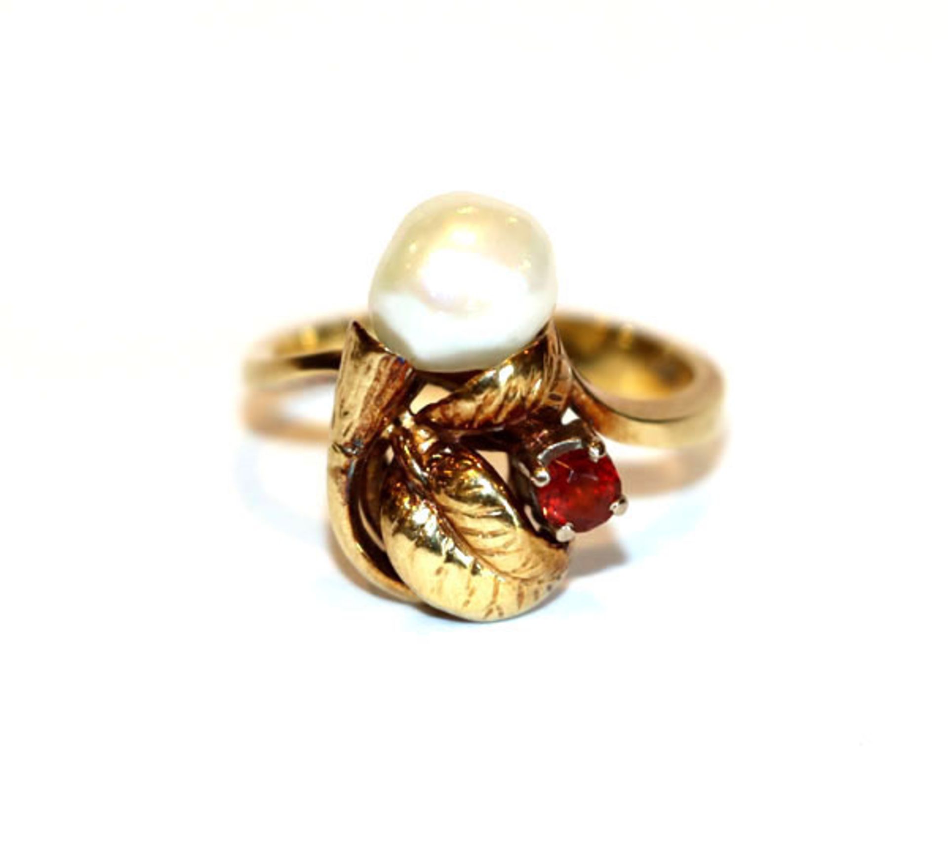 14 k Gelbgold Ring mit Perle, Blattdekor und rotem Schmuckstein, 4,7 gr., Gr. 54