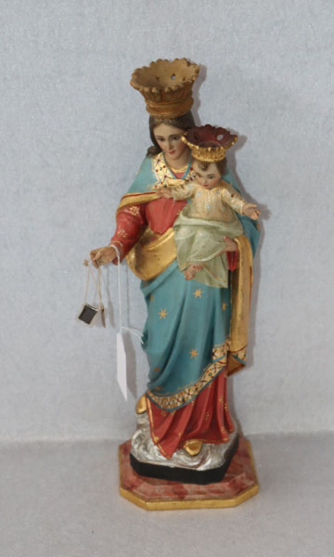 Holz Figurenskulptur 'Maria mit Kind', farbig gefaßt, auf marmorierten Holzsockel, leicht