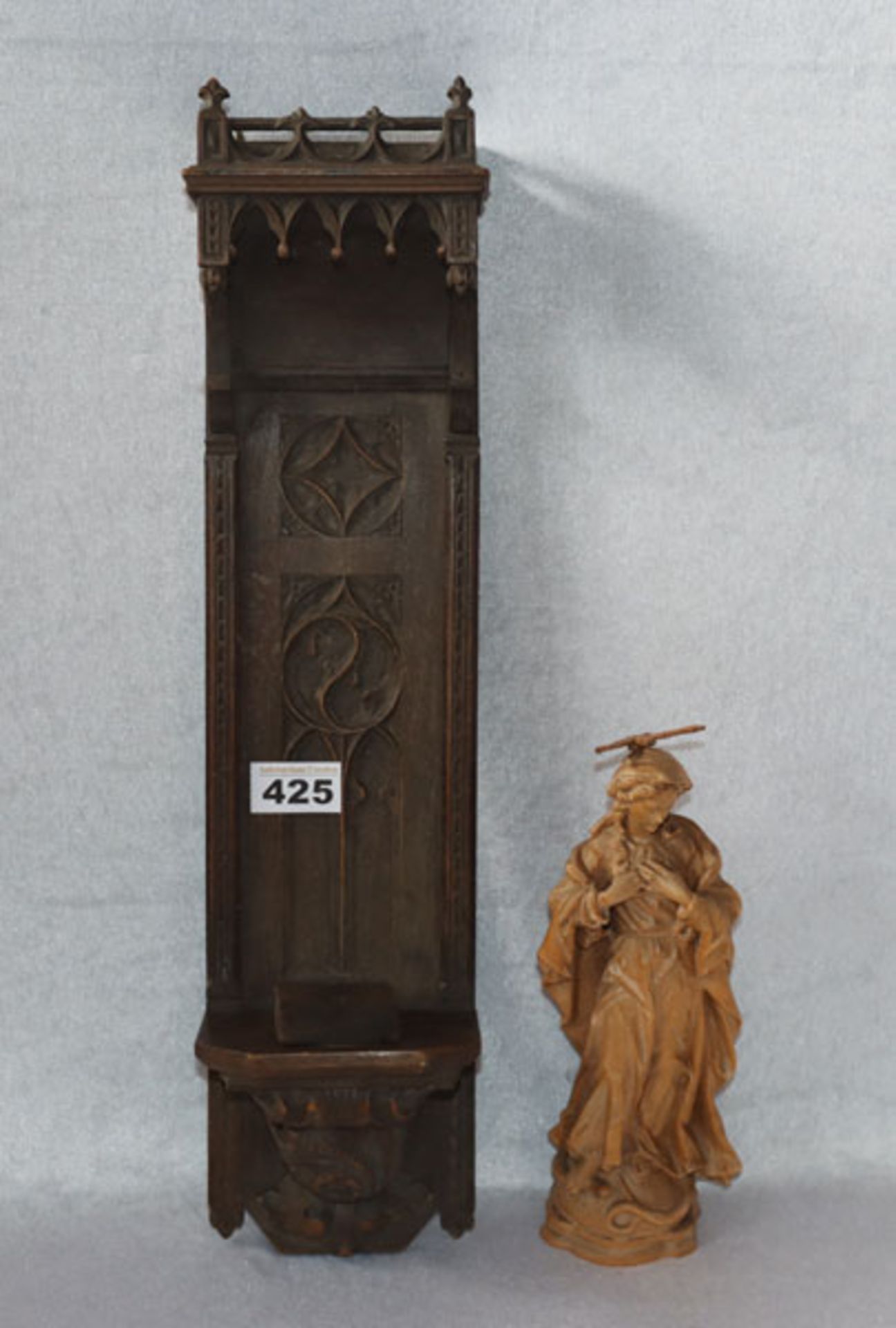Holz Wandkonsole mit Baldachin, beschnitzt, H 47 cm, B 11,5 cm, T 10 cm, und Holzfigur 'Maria mit