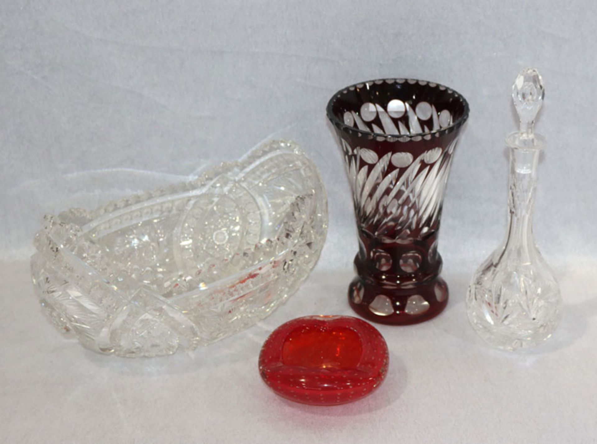 Glas-Konvolut: Kristallschale mit Sternschliff, H 15 cm, B 25 cm, T 17 cm, Kristallglas Karaffe