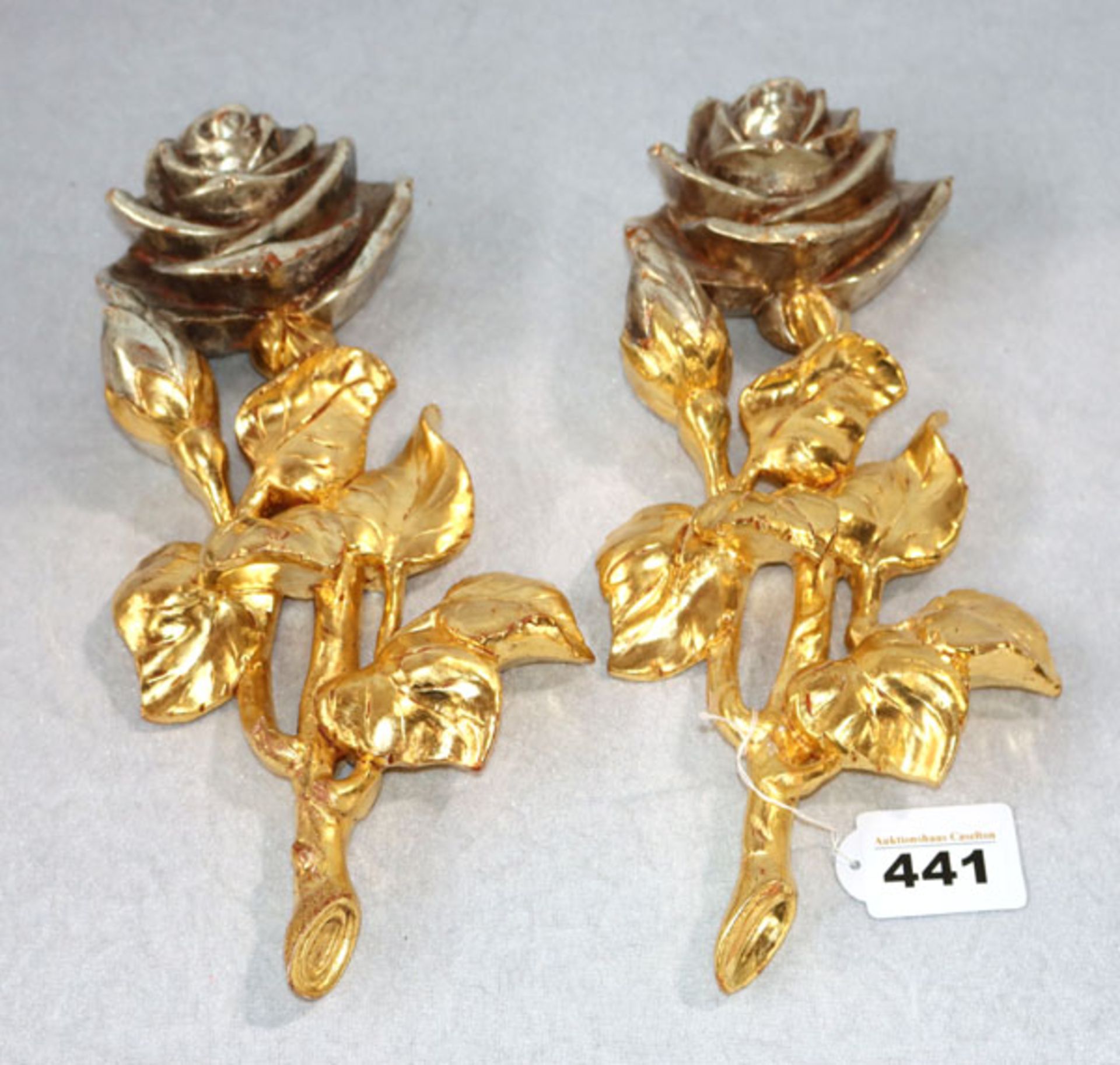 2 Holzornamente 'Rosen', gold/silber gefaßt, rückseitig mit Klebeetikett Holzschnitzerei Toni