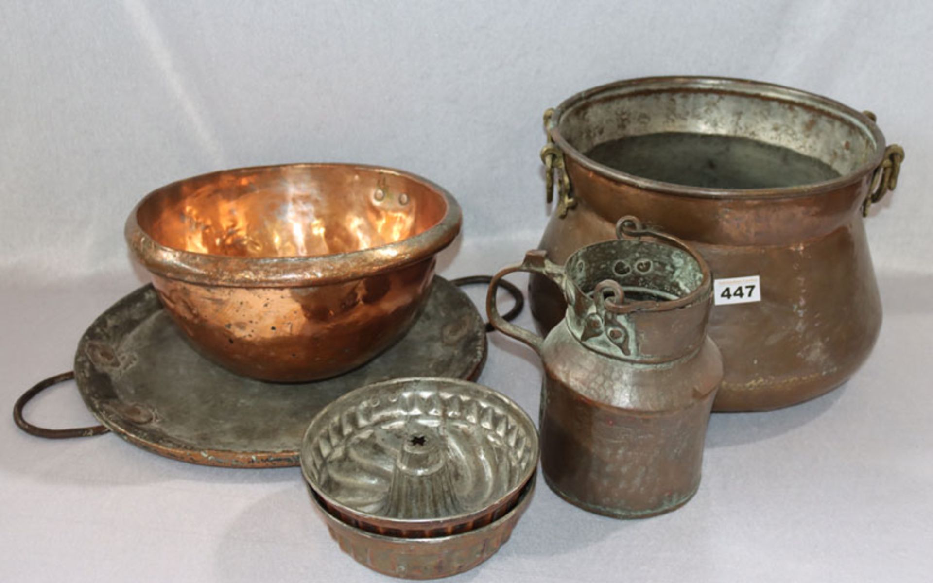 Kupfer-Konvolut: Blumenübertöpfe, Teller, Kanne u. a., Alters- und Gebrauchsspuren