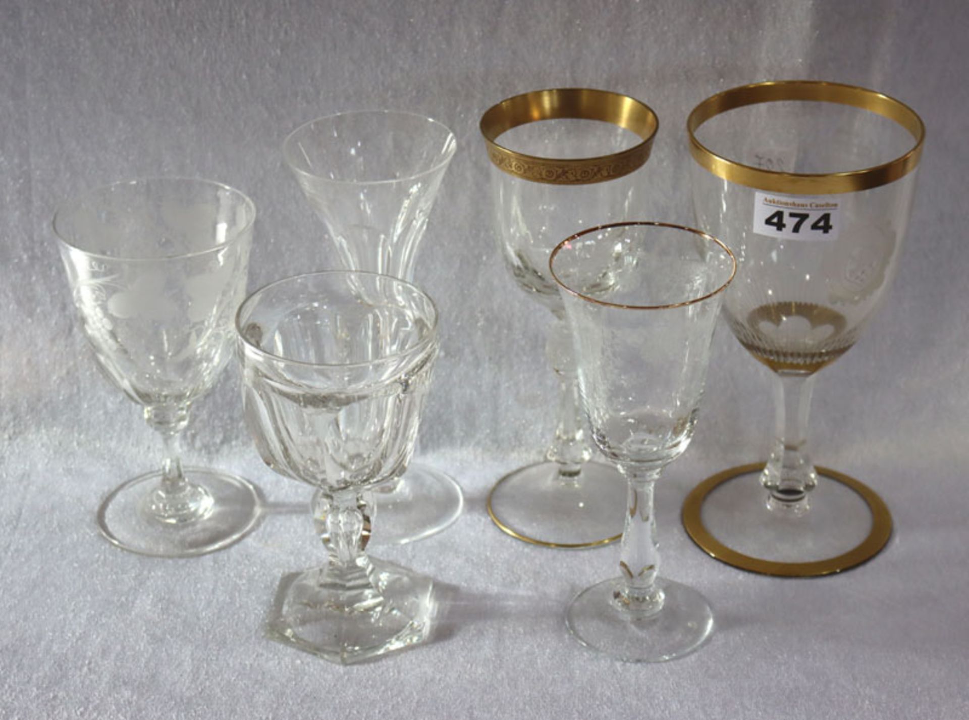Trinkglas-Konvolut von 6 diversen Gläsern, teils geschliffen, teils graviert, 2 mit Goldrand,