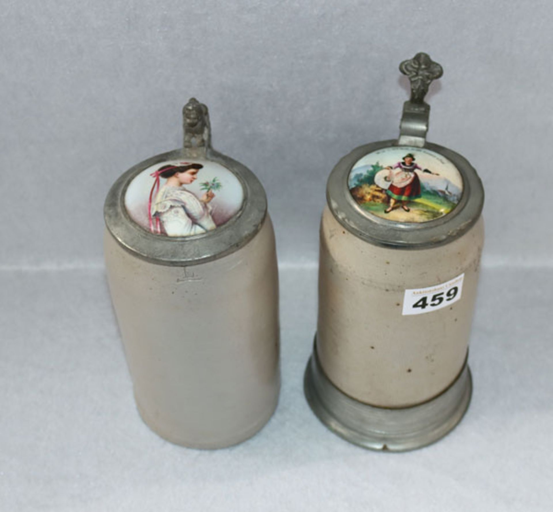 2 Steingut Bierkrüge, beide mit Zinndeckel und Porzellaneinlage, einer mit Zin- Fußmontierung, 19.