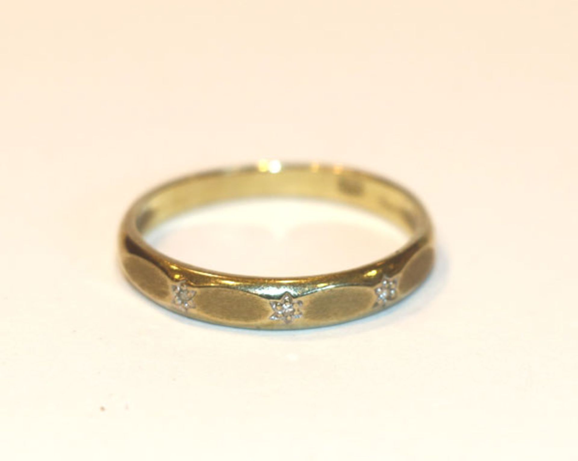 8 k Gelbgold Ring mit 3 kleinen Diamanten, 1,7 gr., Gr. 55