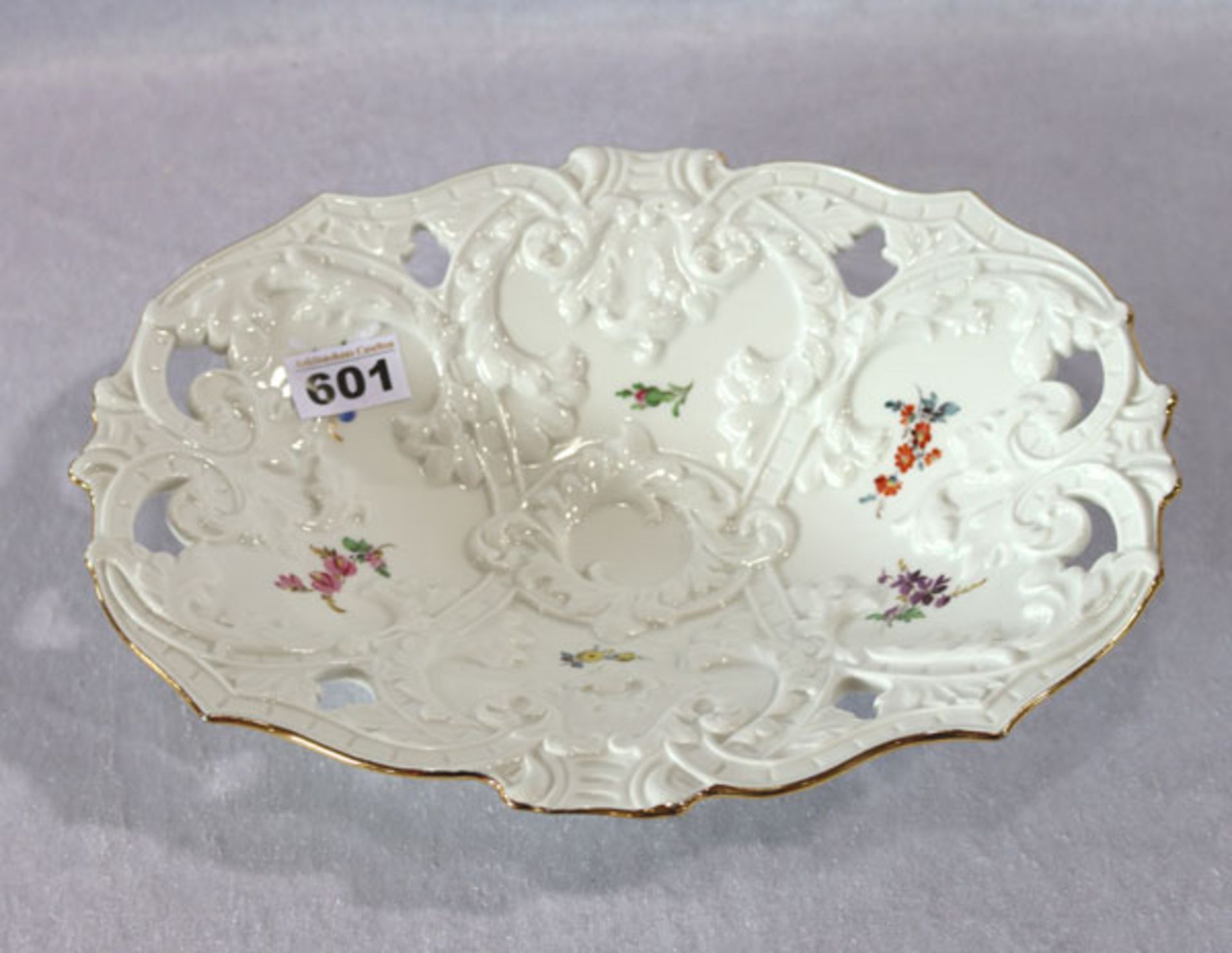 Meissen Porzellanschale mit Reliefdekor, teils durchbrochen, Blumenmalerei und Goldrand, 2. Wahl,