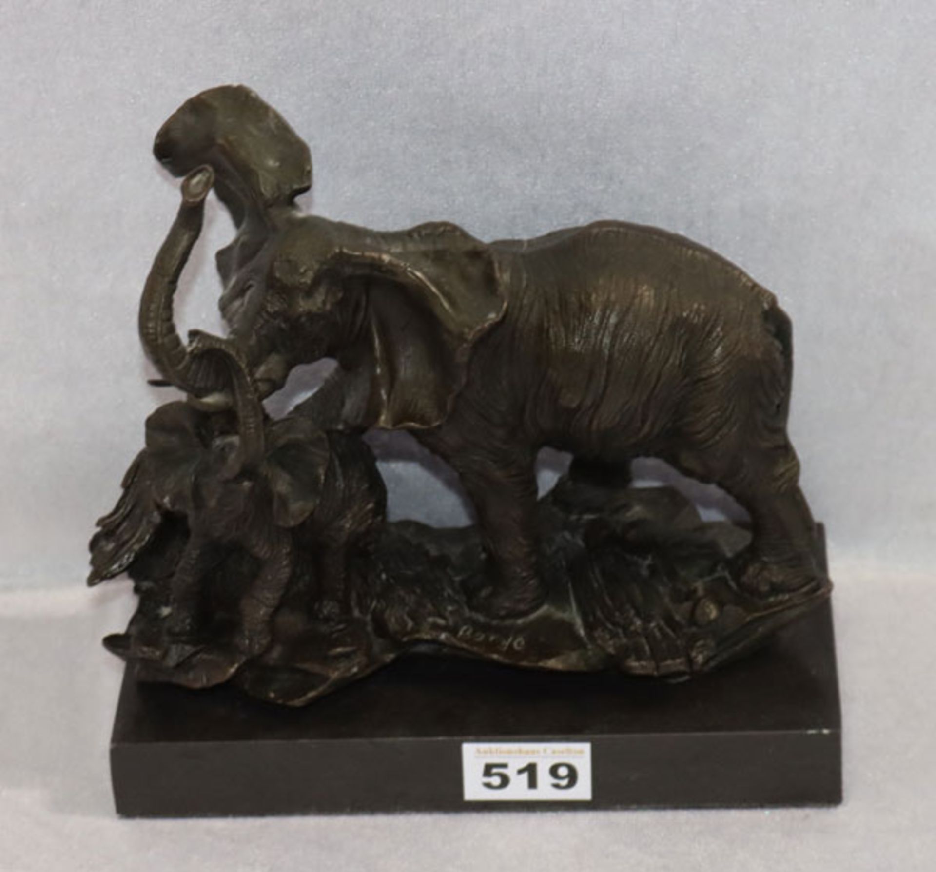 Bronze Tierskulptur 'Elefant mit Jungem', nach Barge ?, auf schwarzem Marmorsockel, Sockel leicht