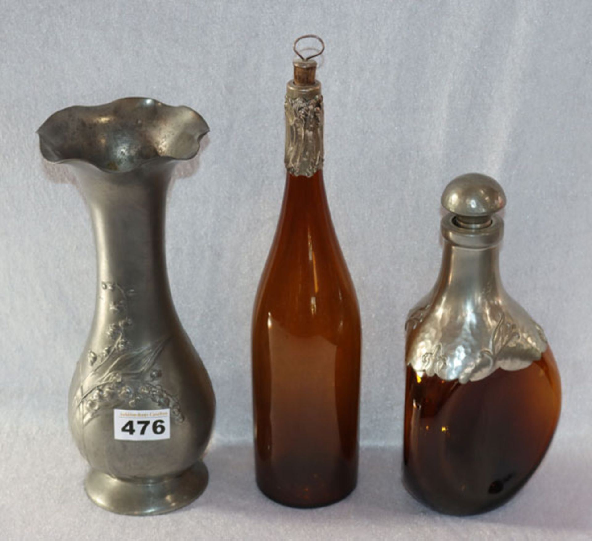 Konvolut: Jugendstil Zinnvase mit reliefiertem Maiglöckchendekor, H 27,5 cm, 2 braune Glasflaschen