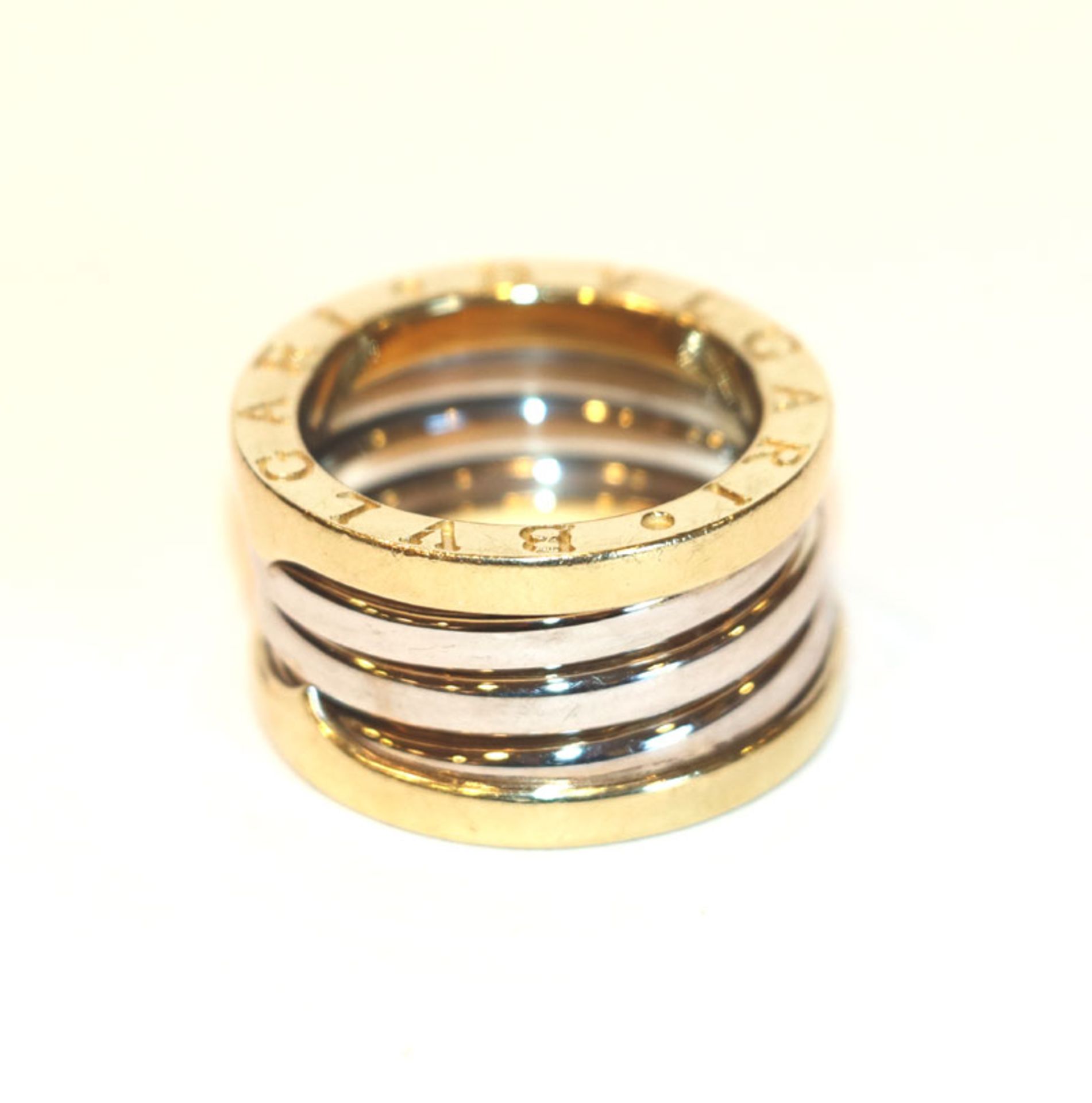 18 k Gelb- und Weißgold, (geprüft), Bulgari Ring mit seitlichem Firmenschriftzug, 9 gr., Gr. 52