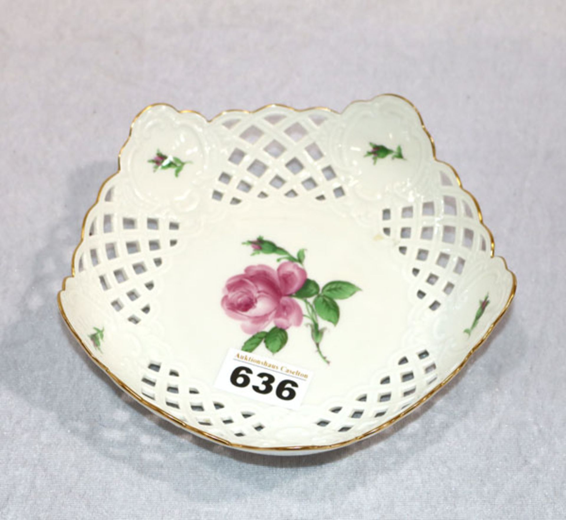 Meissen Schale mit Durchbruchrand und Rosenmalerei mit Goldrand, H 5,5 cm, D 19 cm