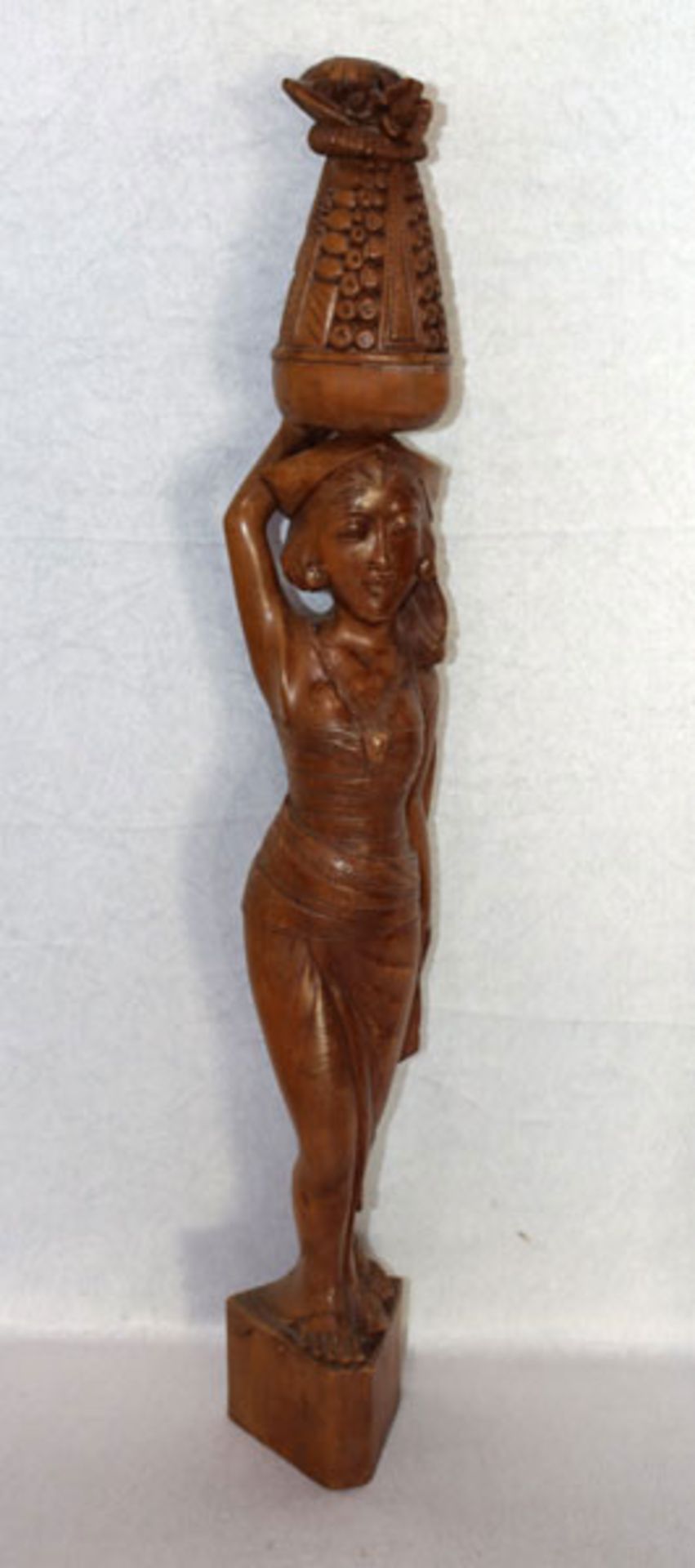 Holzfiguren Skulptur 'Frau mit Früchtekorb', Bali, H 76 cm, D 13 cm
