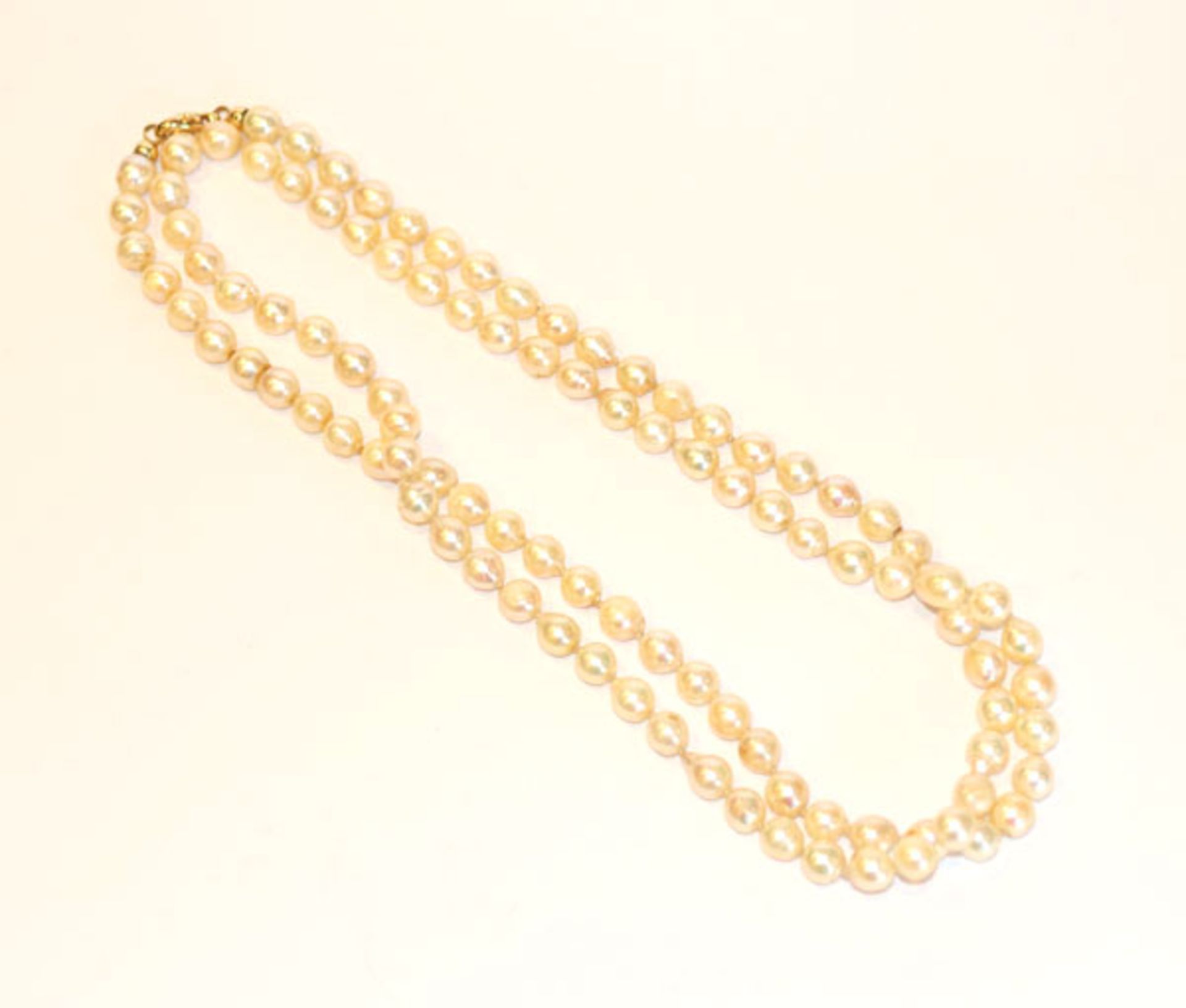 Lange Perlenkette mit 14 k Gelbgold Schließe, Perlen teils beschädigt, Tragespuren