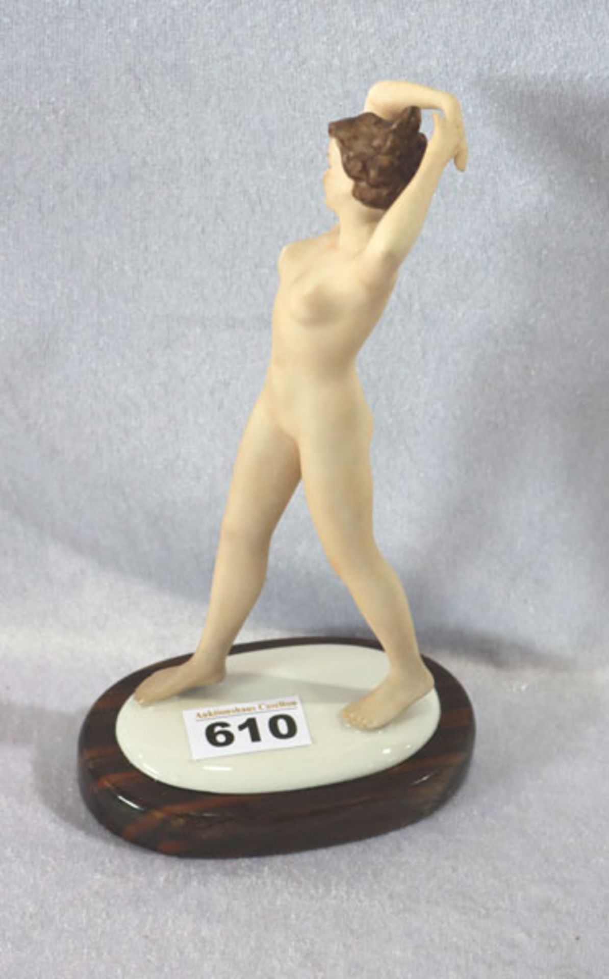 Porzellan Figur 'Stehender Frauenakt', bemalt, auf ovaler Plinthe, H 24,5 cm