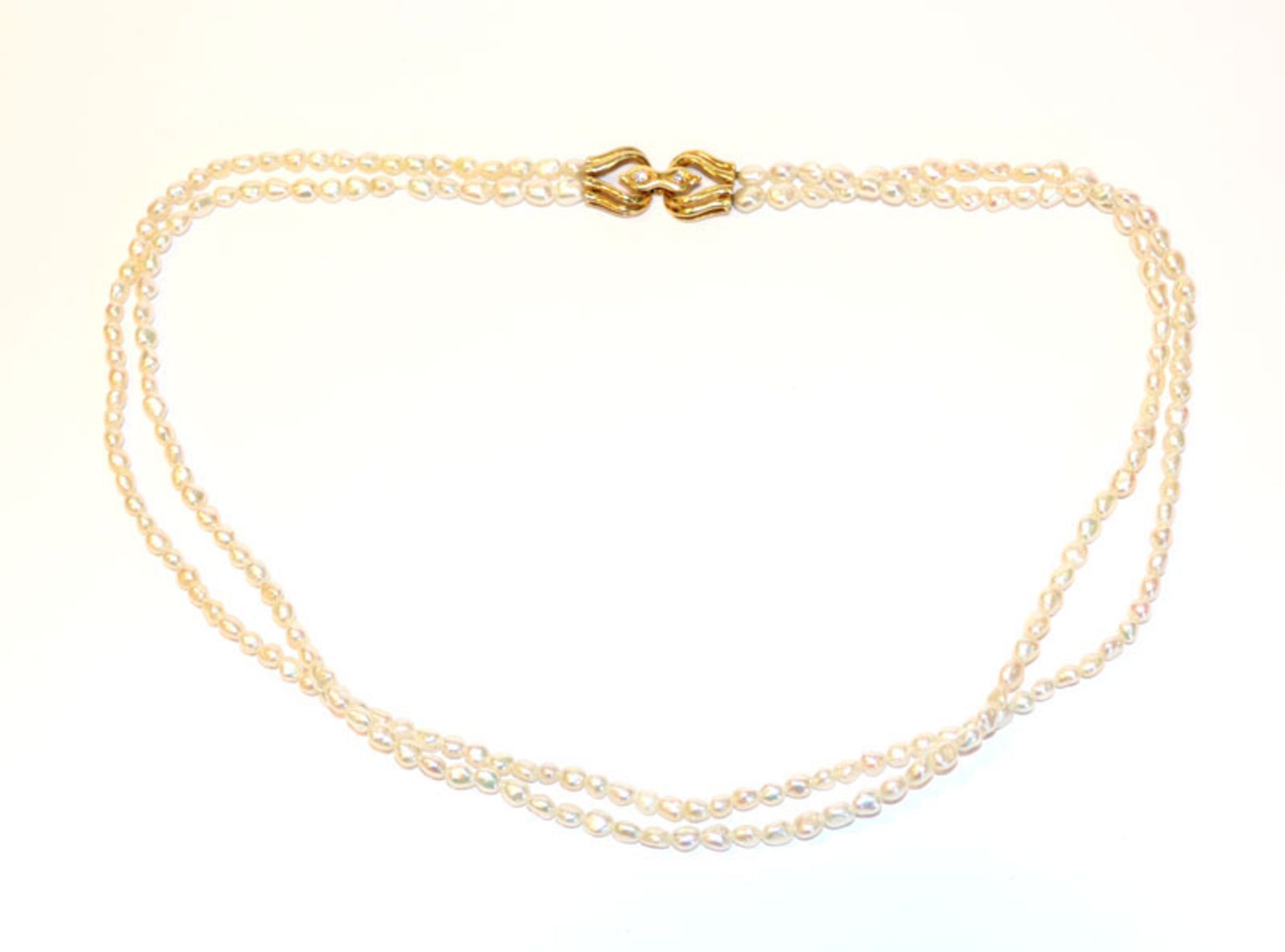 2-reihige Süßwasser Perlenkette mit 18 k Gelbgold Schließe, besetzt mit 2 Diamanten, L 44 cm