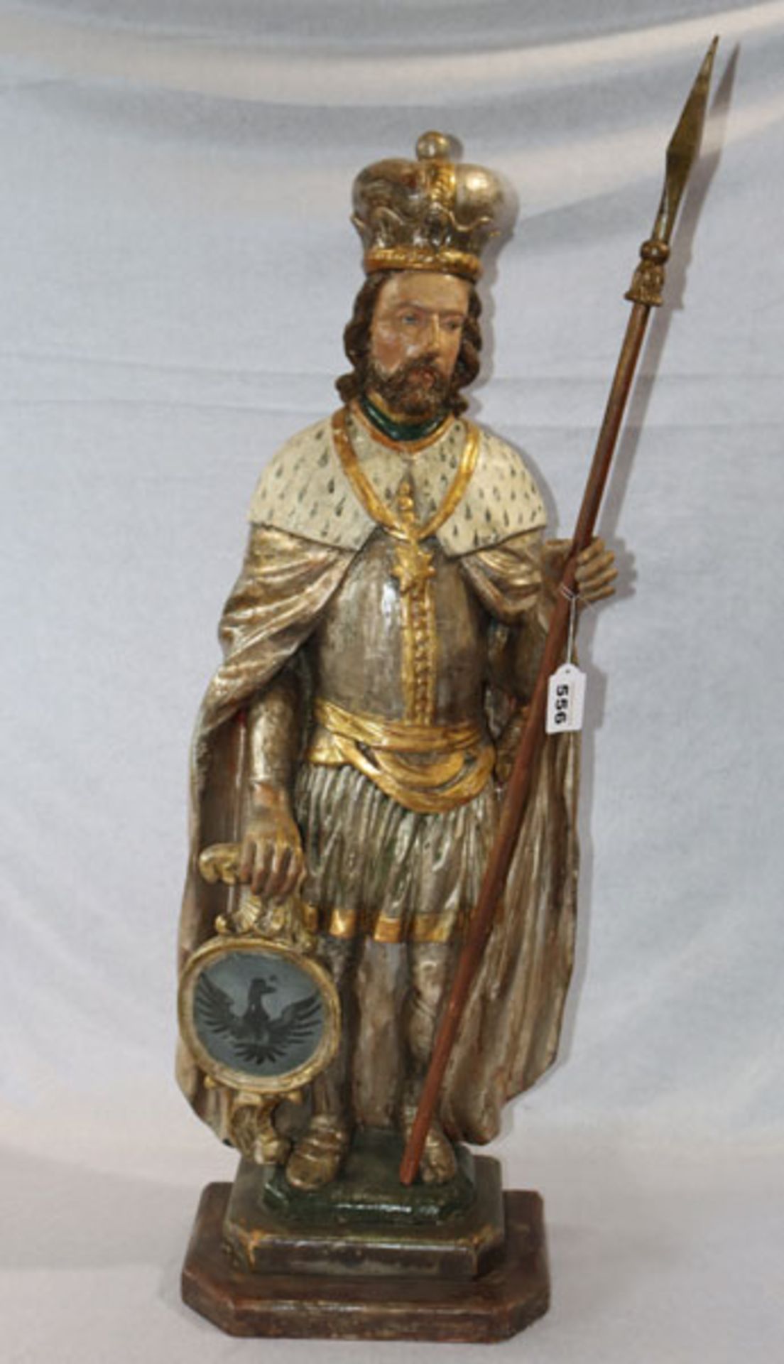 Holz Figurenskulptur 'König mit Lanze', farbig gefaßt, H 90 cm, leicht bestossen und berieben,