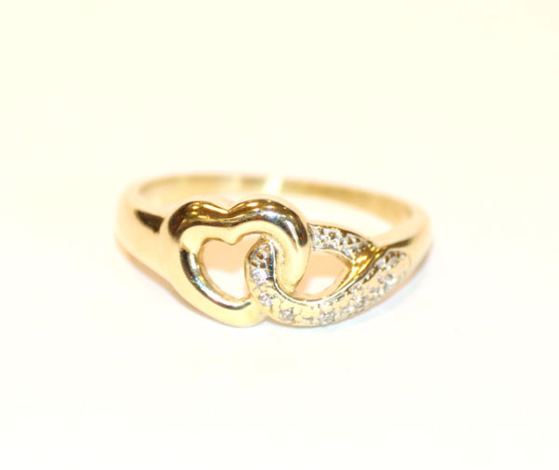 14 k Gelbgold Ring in Form eines verschlungenen Herzen, teils mit kleinen Diamanten, 3,1 gr., Gr.