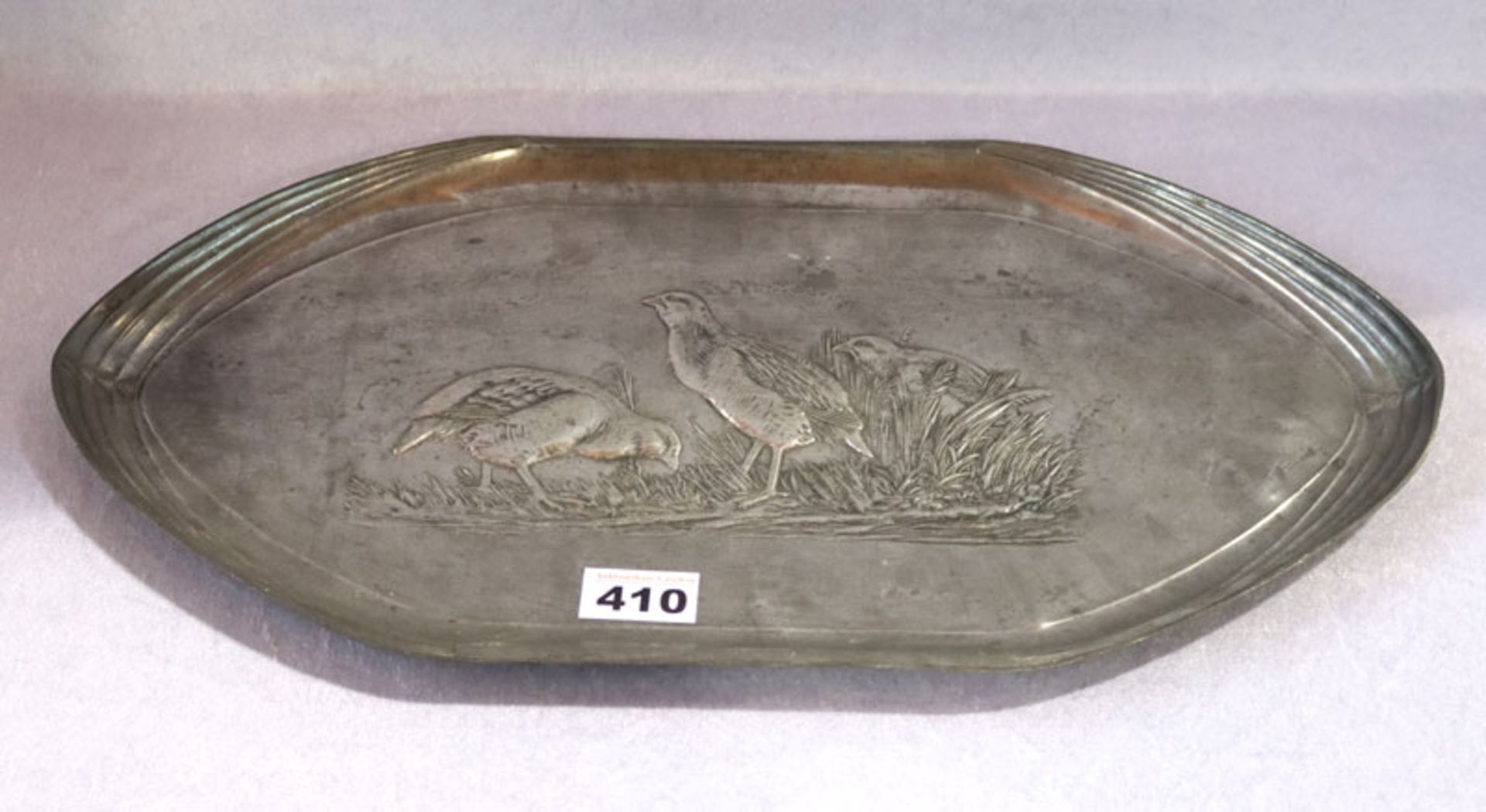 Zinn-Platte mit reliefiertem Wachteldekor, 48 cm x 26 cm, Gebrauchsspuren