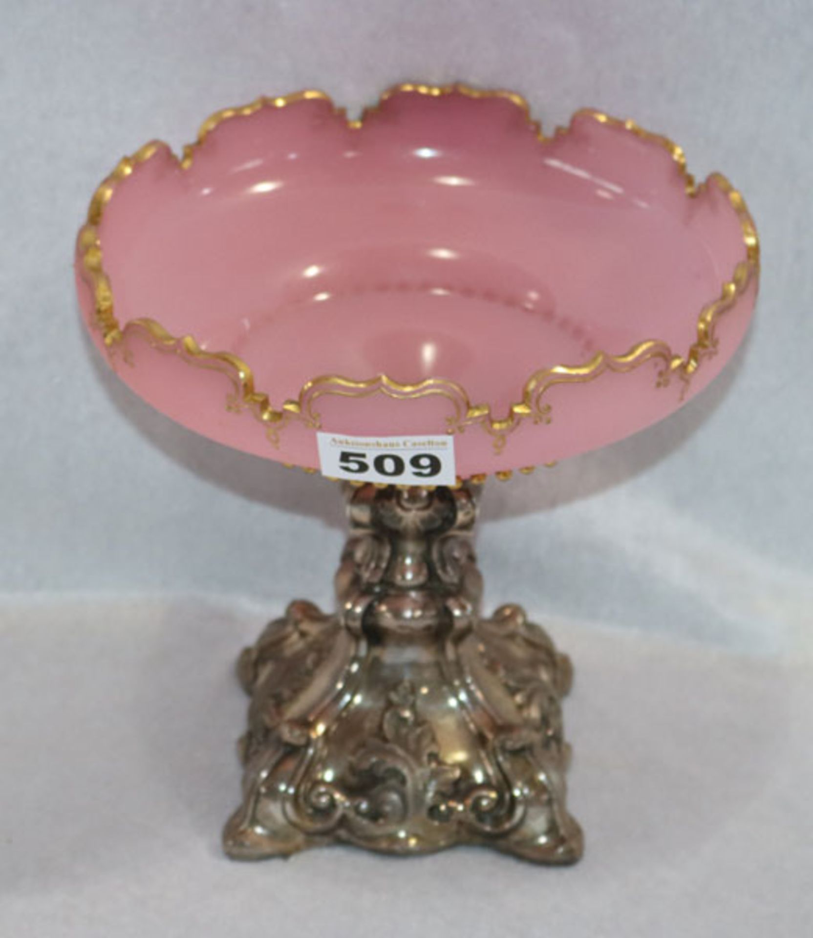 Dekorative, rosa Glasschale mit goldenem Dekor auf versilbertem Fuß mit Reliefdekor, H 20 cm, D 20
