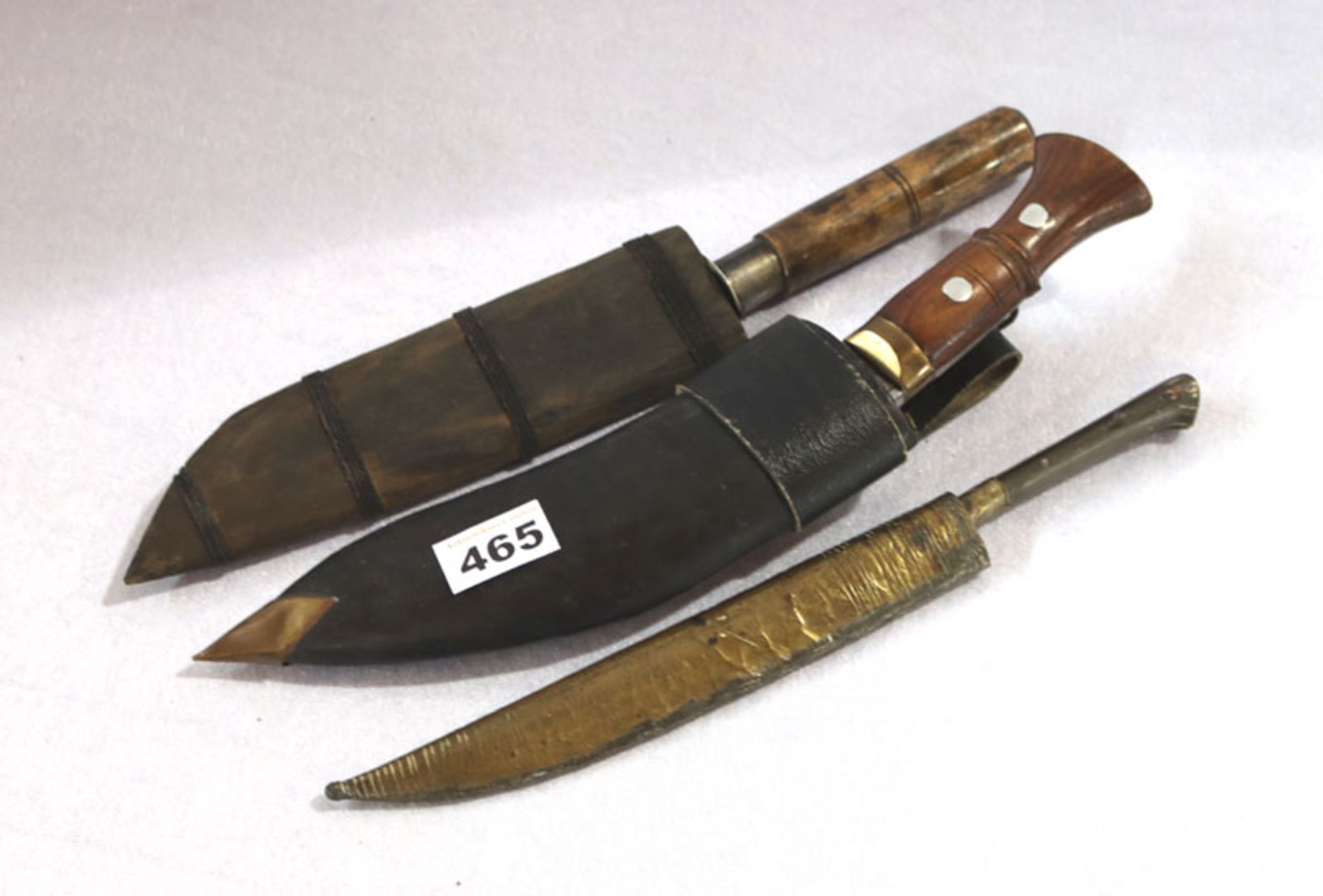 Konvolut von 3 Messer mit Scheide, u. a. Gorkha Army, Altersspuren