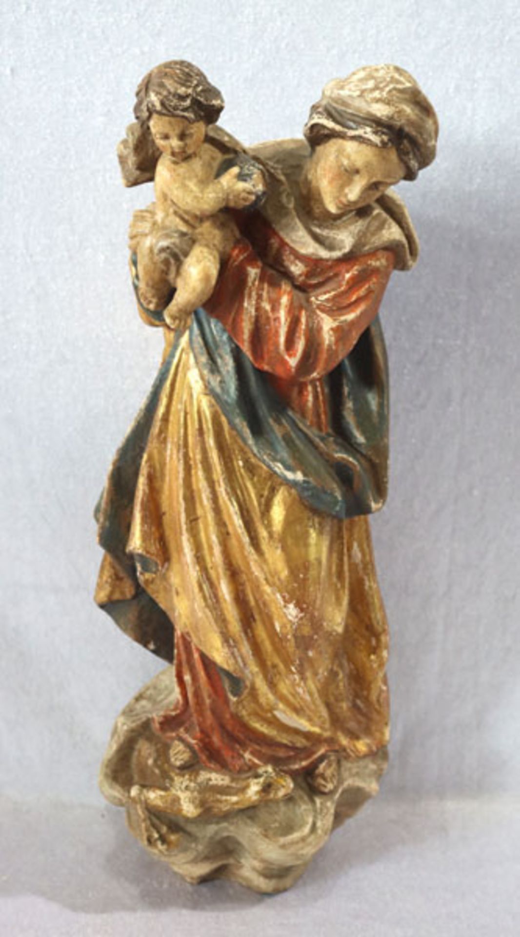 Holz Figurenskulptur 'Maria mit Kind', farbig gefaßt, Fassung beschädigt, H 40 cm, B 15 cm, T 11 cm,