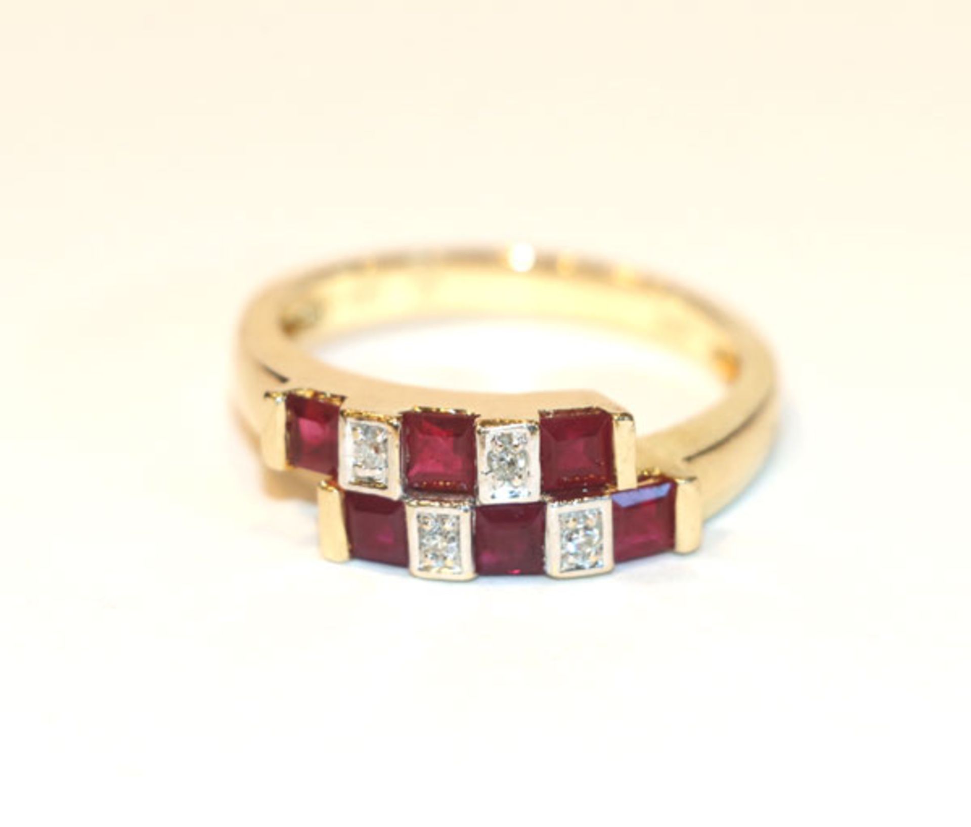 14 k Gelbgold Ring mit 5 Rubinen im Carreeschliff und 4 in Weißgold gefaßte Diamanten, 3,7 gr.,
