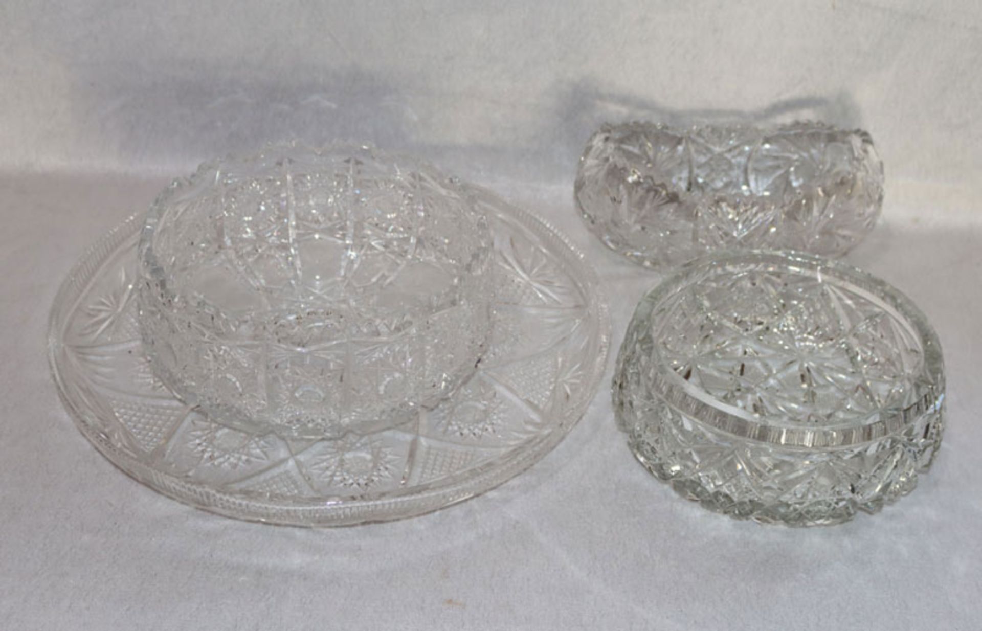 Kristall-Konvolut: Platte und 3 verschiedene Schalen, alle mit Schliffdekor, leicht bestossen,