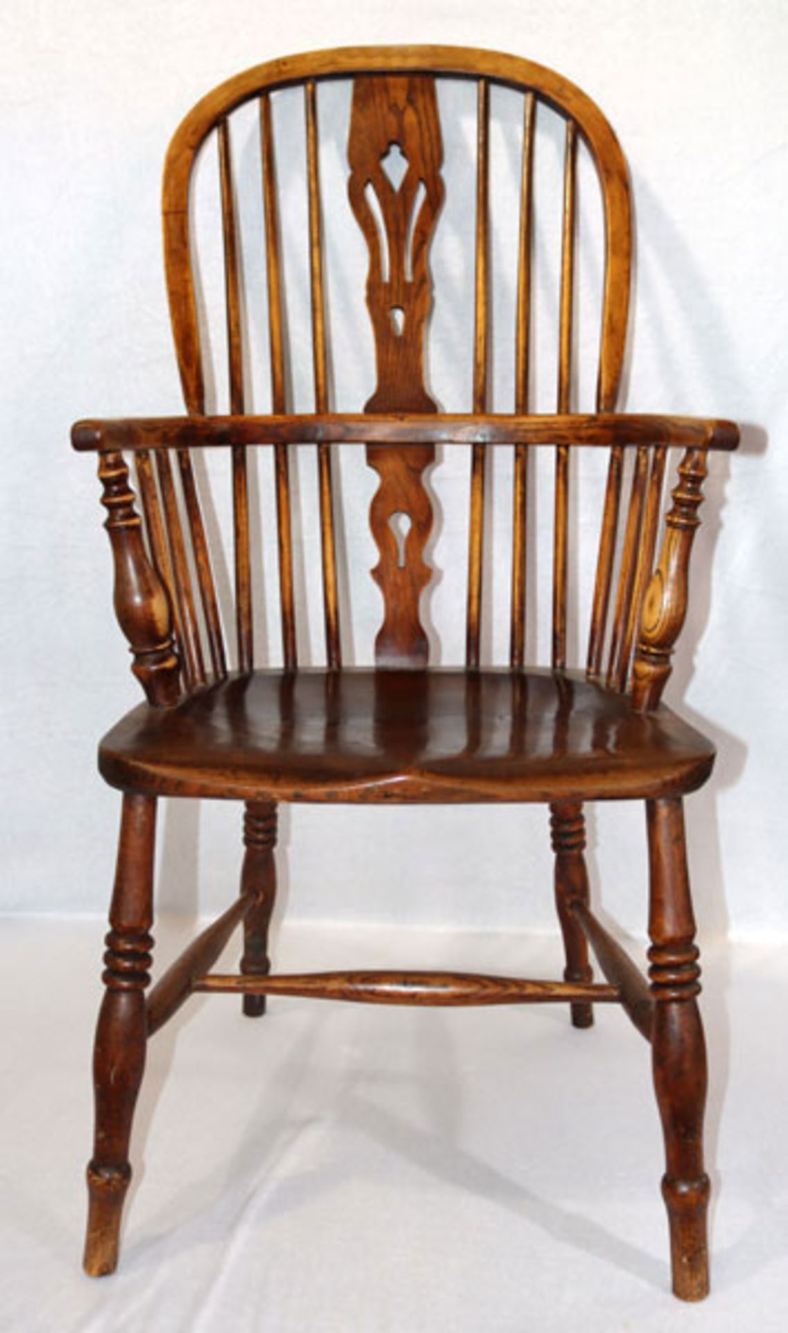 Windsor Stuhl, Ende 19. Jahrhundert, teils gedrechselt, H 106,5 cm, B 54 cm, T 38,5 cm,
