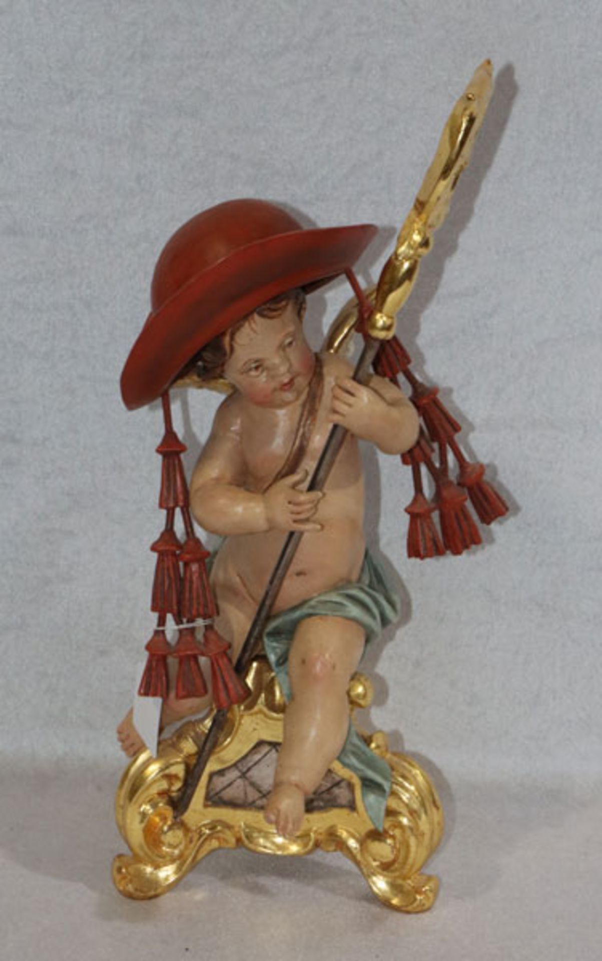 Holzfigur 'Engel mit Kardinalshut', farbig gefaßt, Sockel marmoriert und Blattvergoldet, mit