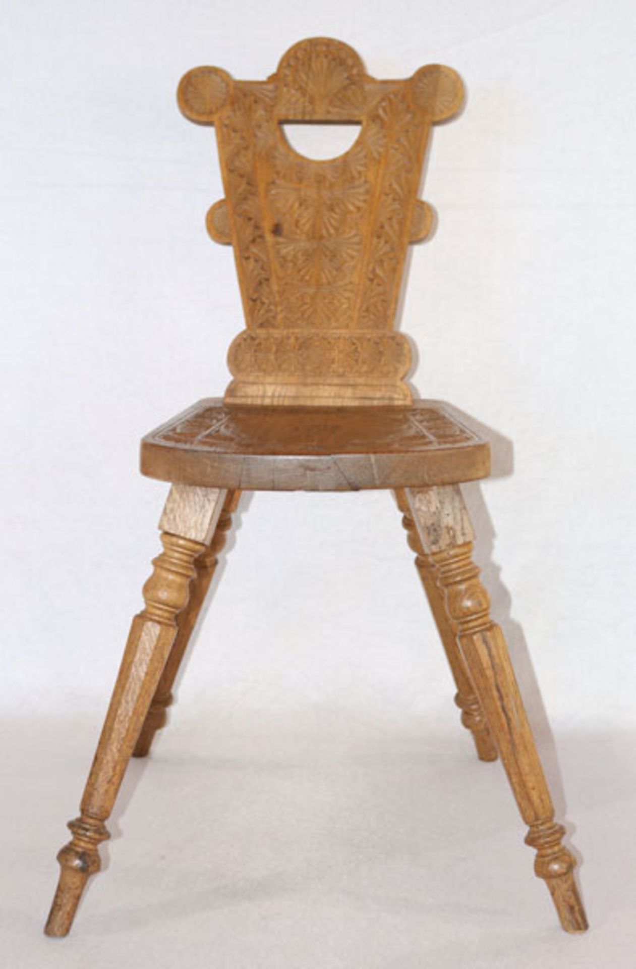 Paar Holz Brettstühle auf teils gedrechselten Beinen, Sitz und Lehne mit Kerbschnitzerei, H 86 cm, B