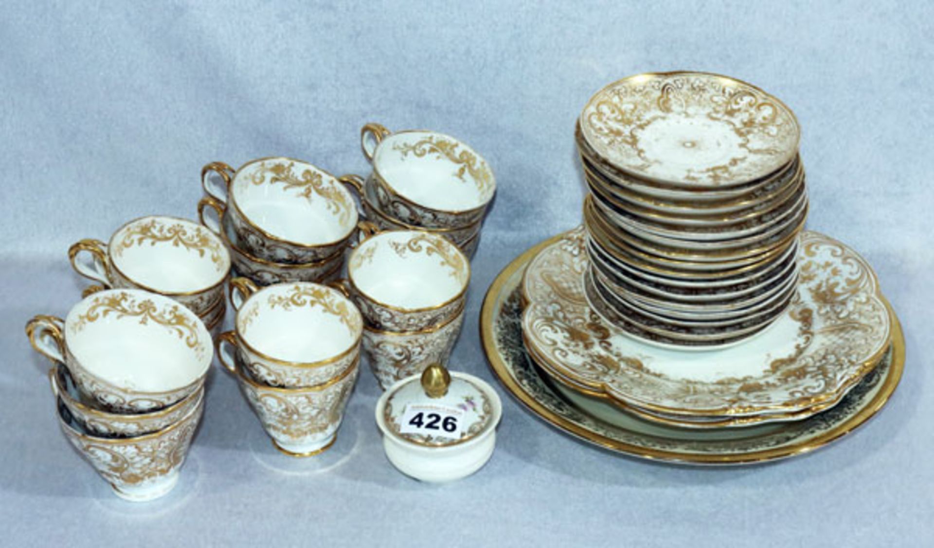 Konvolut von Geschirrteilen mit verschiedenen Golddekoren: 16 Tassen mit Untertassen, 3