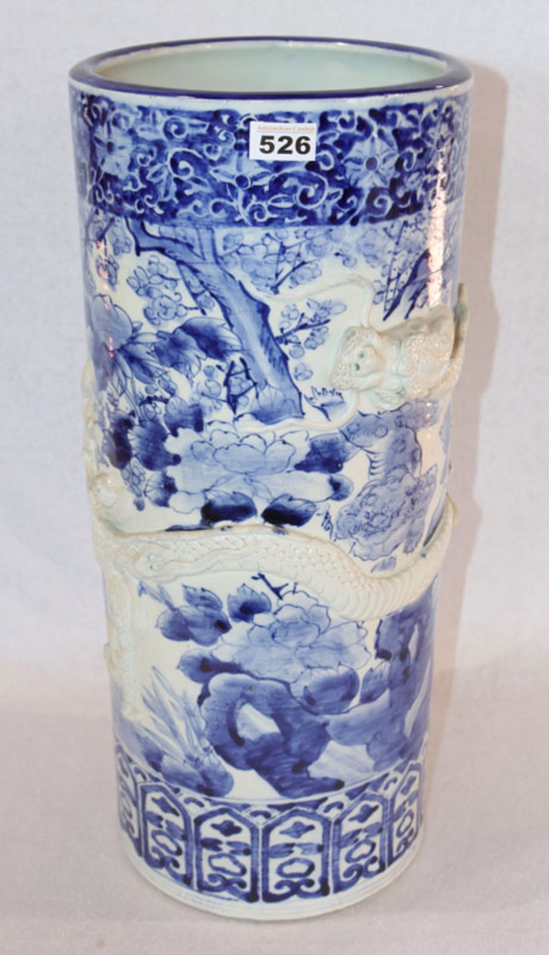 Chinesische Bodenvase mit blauem Floraldekor und plastisch umlaufenden Drachen, H 61 cm, D 30 cm,