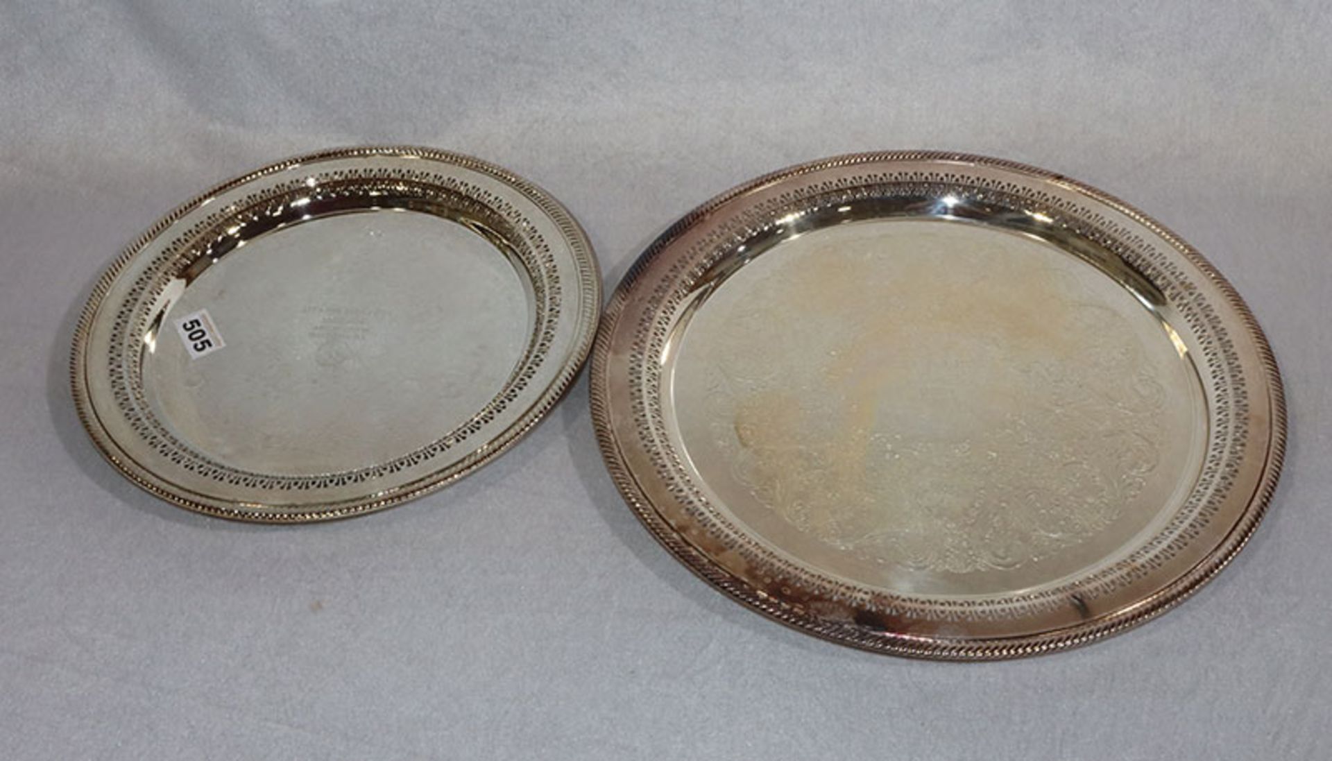 3 runde Tabletts mit Gravurdekor, 2 mittige mit gravierter Widmung, D 31/37,5 cm, Gebrauchsspuren