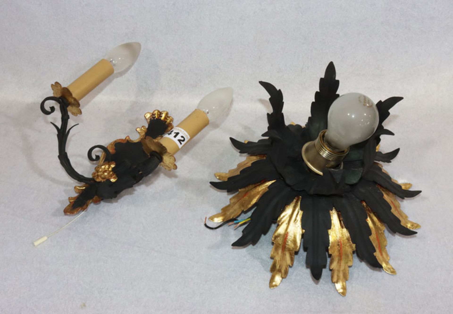 Schmiedeeiserne Deckenlampe in Blütenform, H 20 cm, D 28 cm, und 2-armige Wandlampe, H 23 cm, B 23