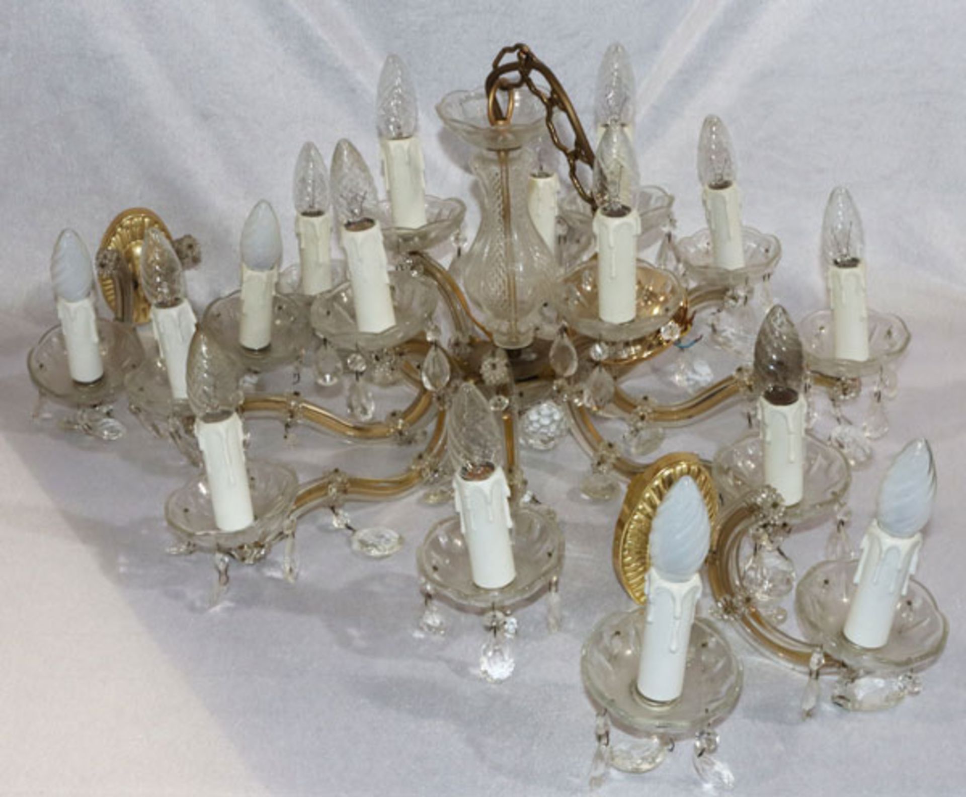 Hängelampe, 12-armig mit Glasprismen, komplett ?, D 69 cm, und 2 passende Wandlampen, 2-armig, T